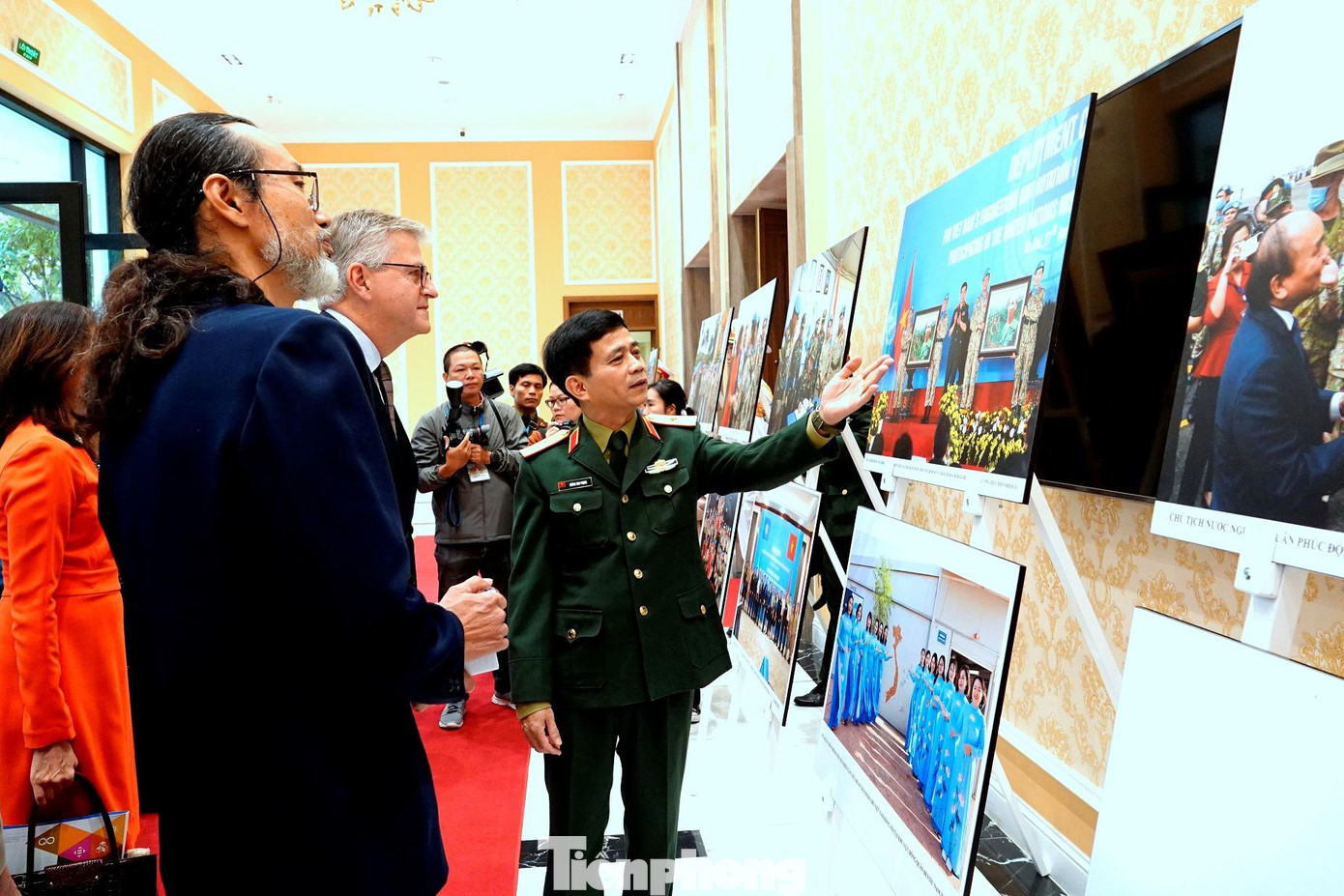 Thiếu tướng Hoàng Kim Phụng giới thiệu hình ảnh về các hoạt động của nữ quân nhân mũ nồi xanh Việt Nam với quan khách quốc tế, ngày 26/11/2022. Ảnh: Nguyễn Minh Thiếu tướng Hoàng Kim Phụng giới thiệu hình ảnh về các hoạt động của nữ quân nhân mũ nồi xanh Việt Nam với quan khách quốc tế, ngày 26/11/2022. Ảnh: Nguyễn Minh