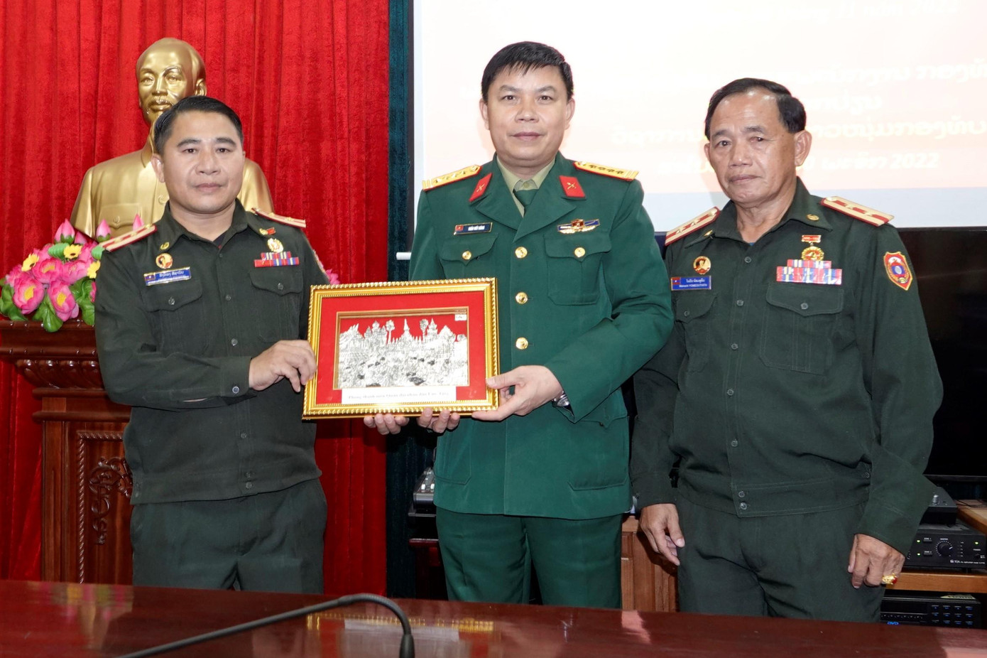 Lãnh đạo Phòng công tác Thanh niên QĐND Lào trao quà lưu niệm tặng lãnh đạo Ban Thanh niên Quân đội