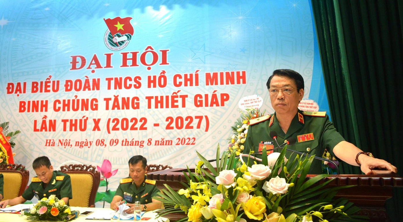Thiếu tướng Nguyễn Đức Dinh - Bí thư Đảng ủy, Chính ủy Binh chủng Tăng Thiết giáp phát biểu chỉ đạo đại hội Thiếu tướng Nguyễn Đức Dinh - Bí thư Đảng ủy, Chính ủy Binh chủng Tăng Thiết giáp phát biểu chỉ đạo đại hội