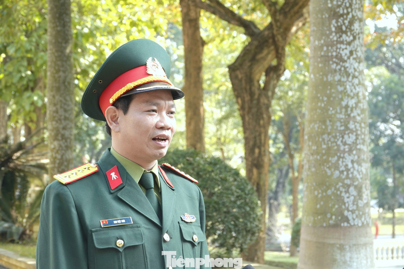 Theo Đại tá Chu Việt Sơn - Chủ tịch Công ty TNHH Một thành viên Hóa chất 21 (tên giao dịch dân sự của Nhà máy Z121), loại giàn phun hoa được bán ra thị trường dịp Tết năm nay có tầm bắn cao khoảng 20m. Mỗi giàn có 25 ống phóng cháy trong khoảng thời gian 1 phút. Còn giàn phun viên nhấp nháy là phiên bản cải tiến của loại pháo giàn phun viên trước đây. Giàn phun viên nhấp nháy có tầm bắn cao hơn, nhiều màu sắc rực rỡ hơn, được pha trộn thêm nhiều hiệu ứng ánh sáng lấp lánh trong mỗi loạt bắn.