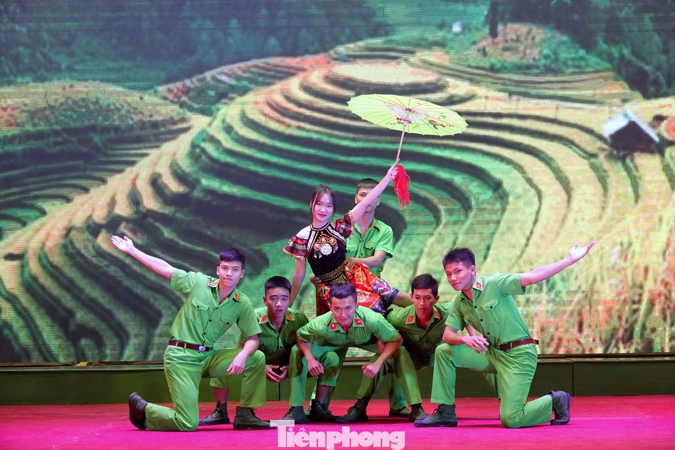 Hát múa &quot;Thắm tình quân dân&quot;. Ảnh: Nguyễn Minh