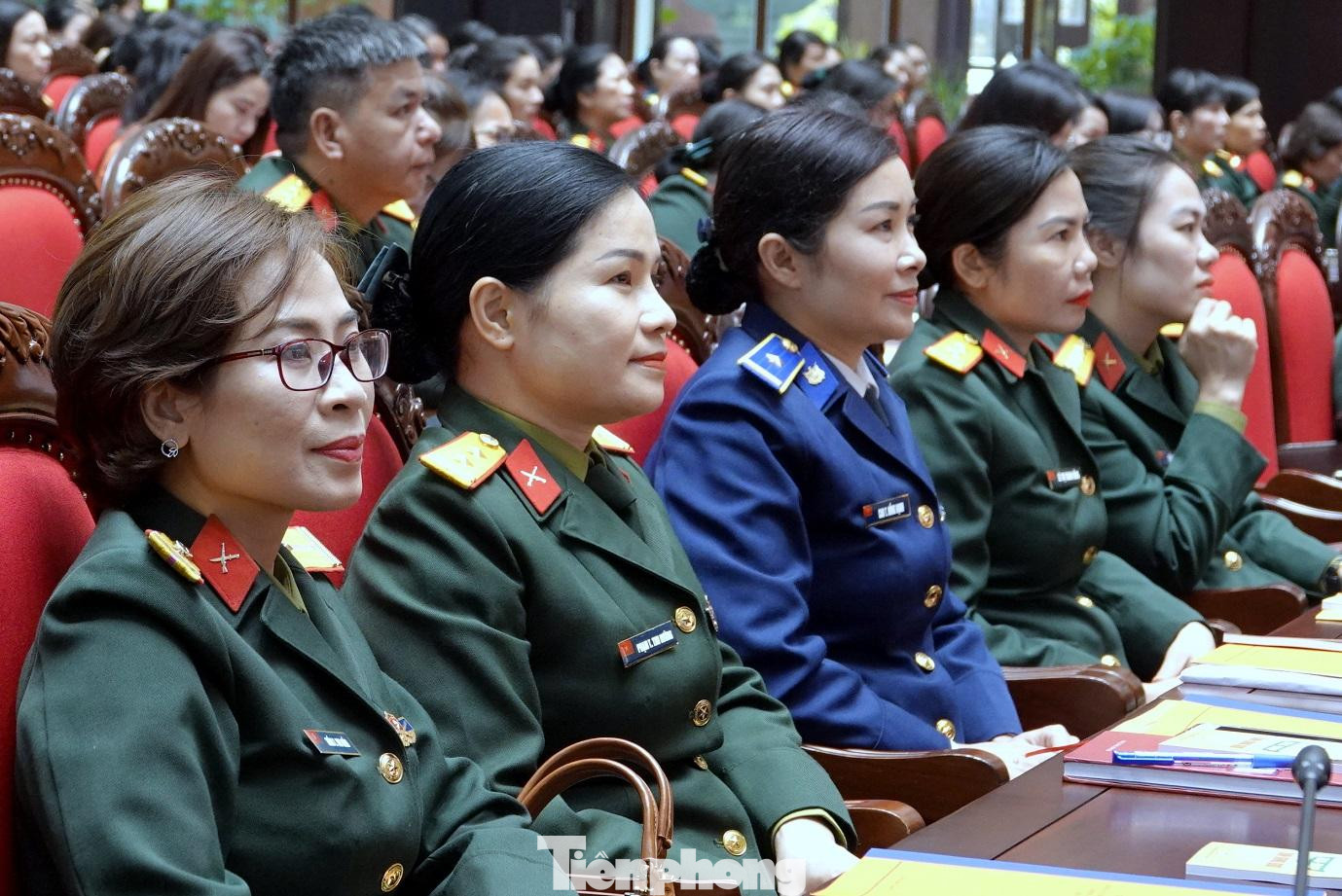 Cán bộ phụ nữ các cơ quan, đơn vị trực thuộc Quân ủy Trung ương, Bộ Quốc phòng khu vực Hà Nội tham dự chương trình tại điểm cầu trung tâm