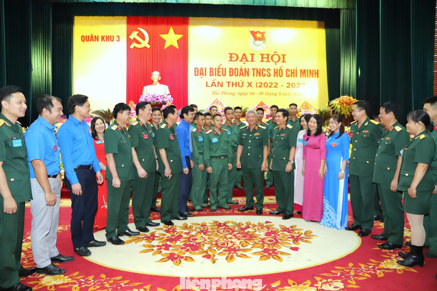 Lãnh đạo Quân khu 3, Trung ương Đoàn và Ban Thanh niên Quân đội trò chuyện với các đại biểu dự đại hội Lãnh đạo Quân khu 3, Trung ương Đoàn và Ban Thanh niên Quân đội trò chuyện với các đại biểu dự đại hội