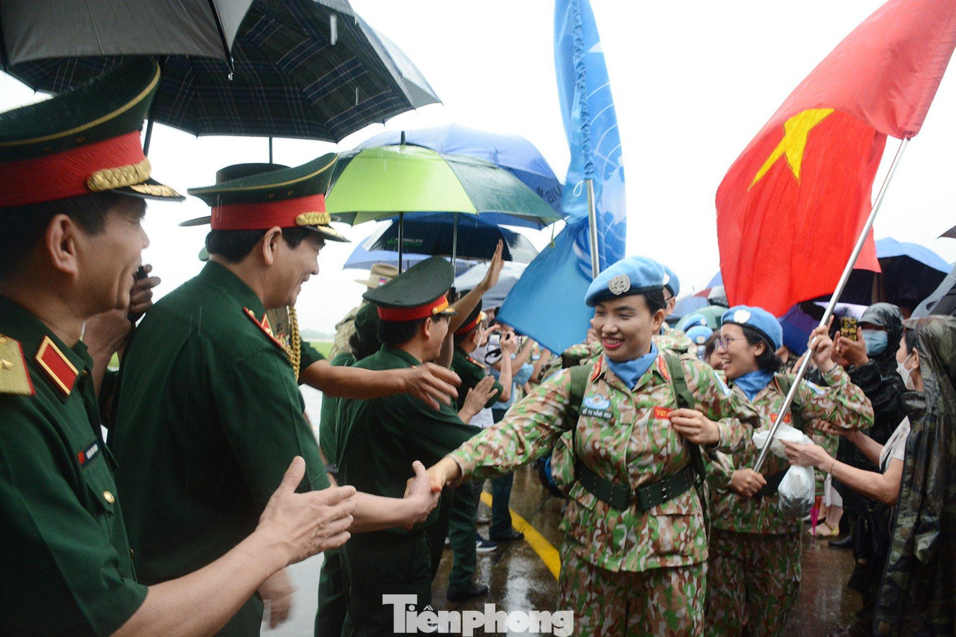 Lãnh đạo Cục GGHB Việt Nam và các đơn vị cùng người thân tiễn thê đội 2 của BVDC 2.4 lên đường tới Nam Sudan, tháng 5/2022 Lãnh đạo Cục GGHB Việt Nam và các đơn vị cùng người thân tiễn thê đội 2 của BVDC 2.4 lên đường tới Nam Sudan, tháng 5/2022