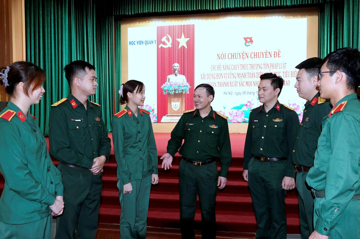 Đại tá - Tiến sĩ Đặng Thế Vinh (giữa) trao đổi với các sĩ quan trẻ và đoàn viên Học viện Quân y