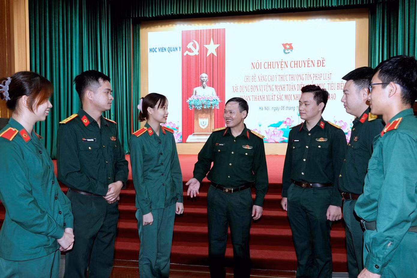 Đại tá - Tiến sĩ Đặng Thế Vinh (giữa) trao đổi với các sĩ quan trẻ và đoàn viên Học viện Quân y Đại tá - Tiến sĩ Đặng Thế Vinh (giữa) trao đổi với các sĩ quan trẻ và đoàn viên Học viện Quân y