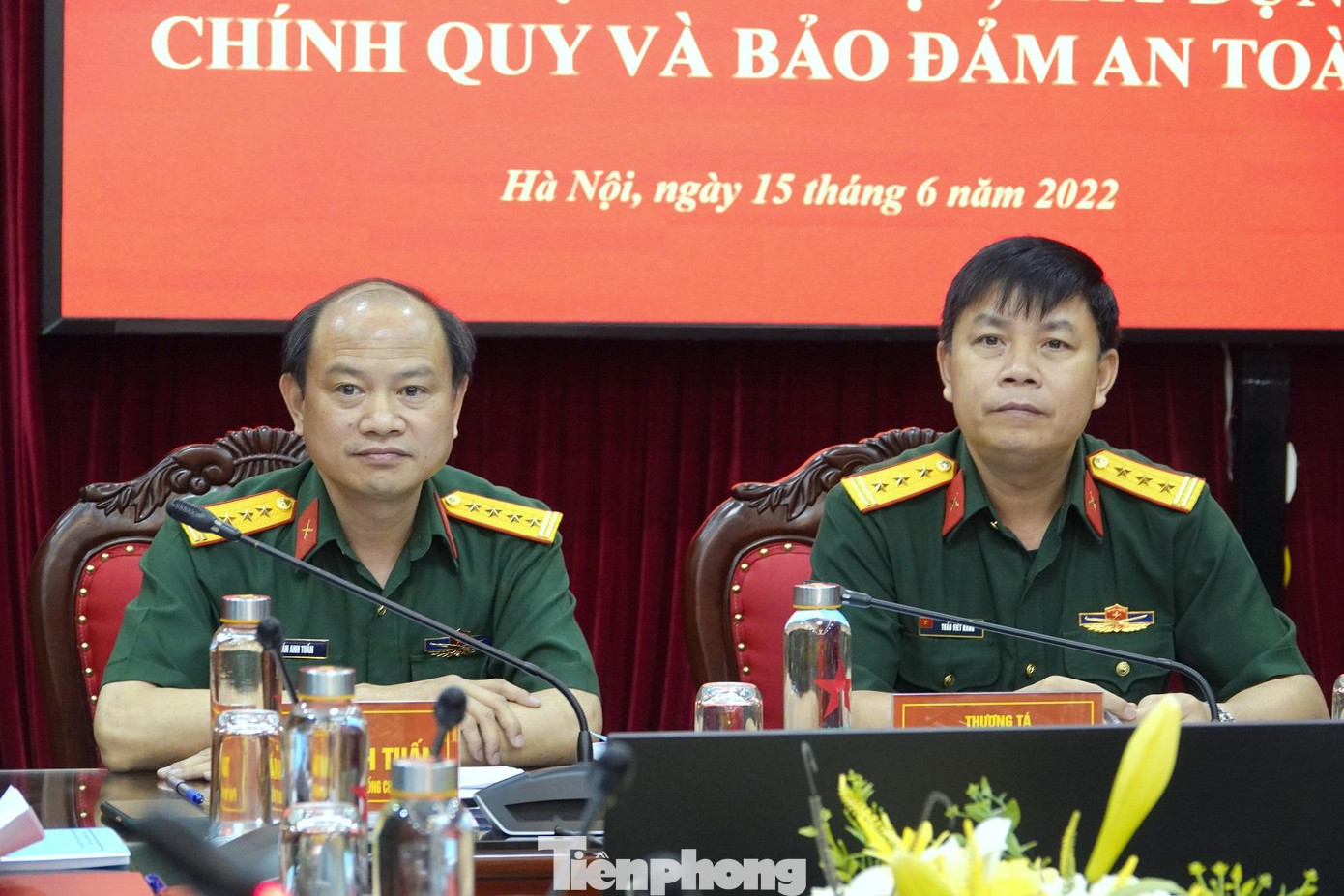 Tọa đàm diễn ra dưới dự chủ trì của Đại tá Trần Anh Tuấn, Phó Tổng biên tập Báo QĐND và Thượng tá Trần Viết Năng, Uỷ viên Ban Thường vụ Trung ương Đoàn, Trưởng ban TNQĐ Tọa đàm diễn ra dưới dự chủ trì của Đại tá Trần Anh Tuấn, Phó Tổng biên tập Báo QĐND và Thượng tá Trần Viết Năng, Uỷ viên Ban Thường vụ Trung ương Đoàn, Trưởng ban TNQĐ