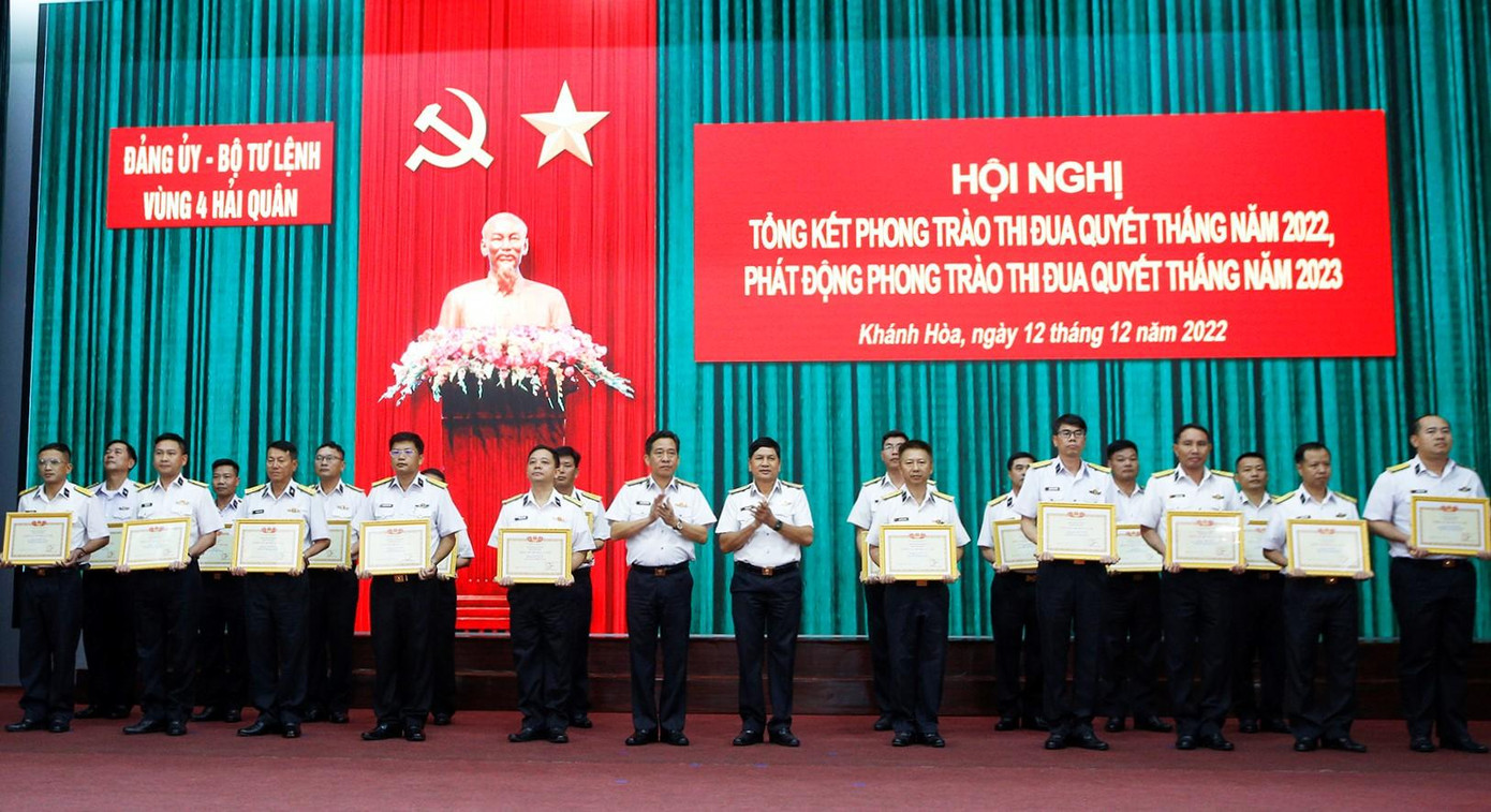 Lãnh đạo Bộ Tư lệnh Vùng 4 Hải quân trao Danh hiệu Đơn vị quyết thắng và Chiến sĩ thi đua cơ sở tặng các tập thể và cá nhân