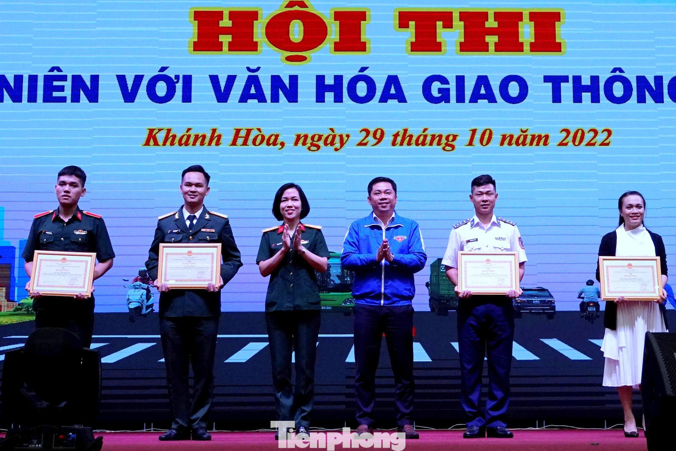 Lãnh đạo Ban Phụ nữ Quân đội và Tỉnh Đoàn Khánh Hòa trao thưởng cho các cá nhân có tiết mục xuất sắc tại hội thi