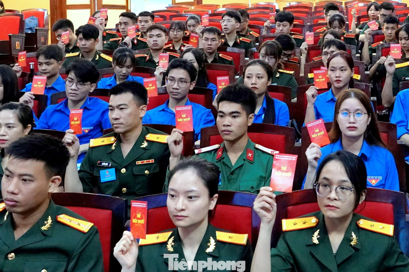 Trong số 161 đại biểu tham gia ĐH, có 56 đại biểu nữ; 110 đại biểu là đảng viên; 12 đại biểu là người dân tộc thiểu số; độ tuổi trung bình của đại biểu là 24,26; đại biểu trẻ nhất 18 tuổi. Ngoài 1 đại biểu chỉ định, ĐH bầu 4 đại biểu chính thức đi dự ĐH Đoàn TNCS Hồ Chí Minh Quân đội lần thứ X. Ảnh: Nguyễn Minh