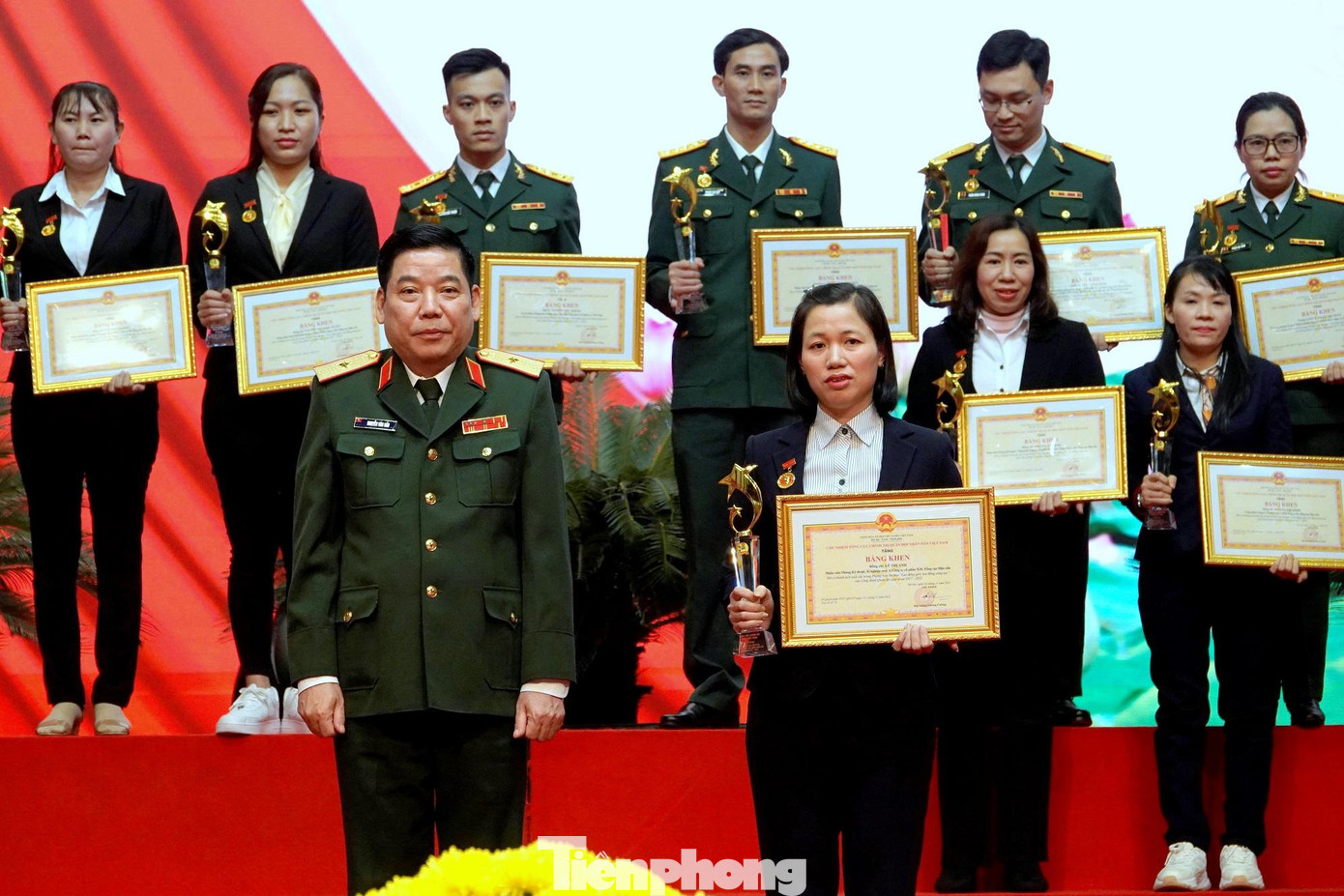 Lãnh đạo Tổng cục Chính trị và Bộ Tổng tham mưu trao Bằng khen tặng các cá nhân xuất sắc