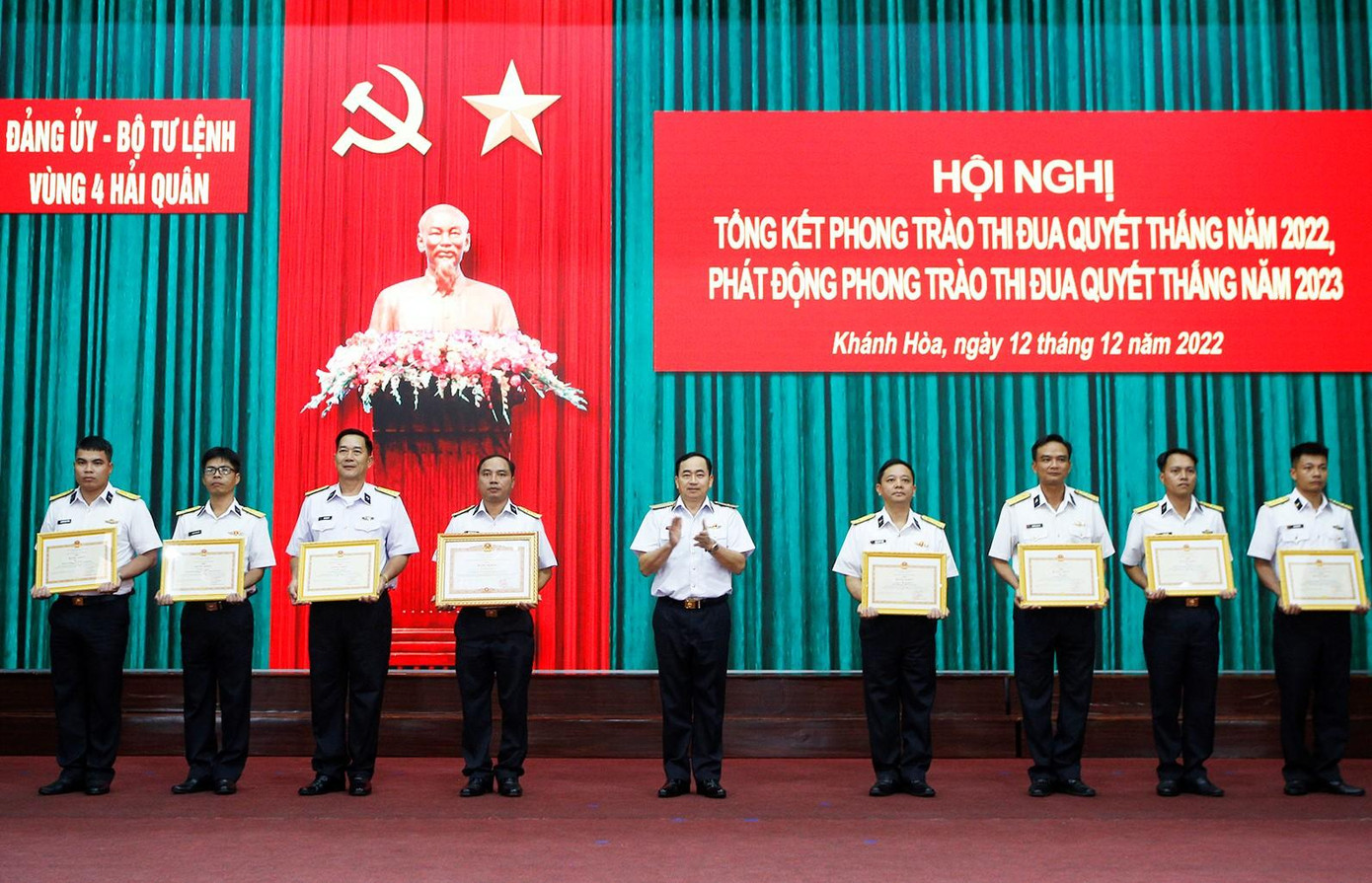 Chuẩn Đô đốc Trần Thanh Nghiêm trao Bằng khen của Thủ tướng Chính phủ và Bằng khen của Bộ quốc phòng tặng các tập thể và cá nhân thuộc Vùng 4 Hải quân