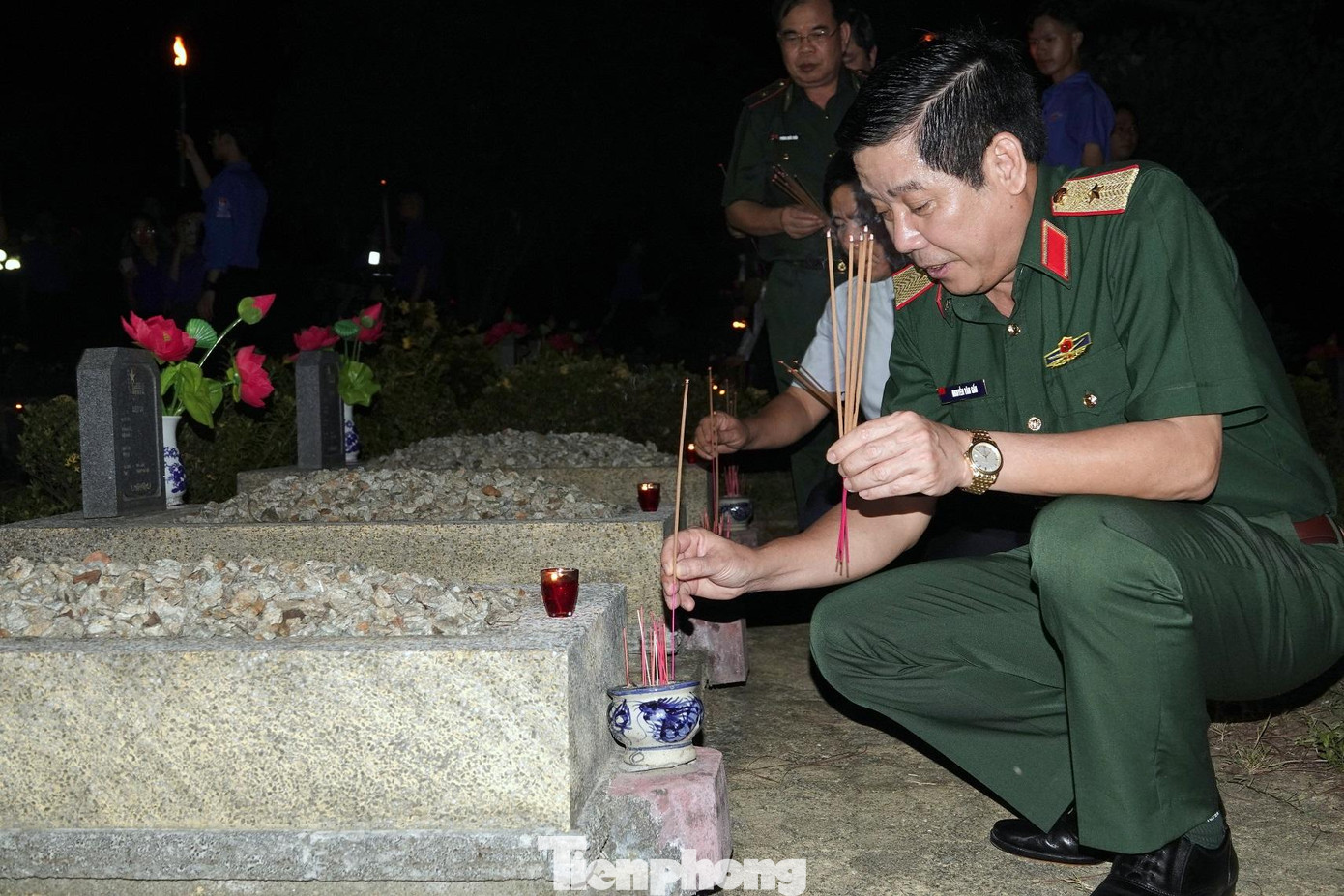 Thiếu tướng Nguyễn Văn Gấu cùng lãnh đạo các đơn vị thành kính tri ân tại phần mộ các Anh hùng Liệt sĩ, tối 24/7. Ảnh: Nguyễn Minh