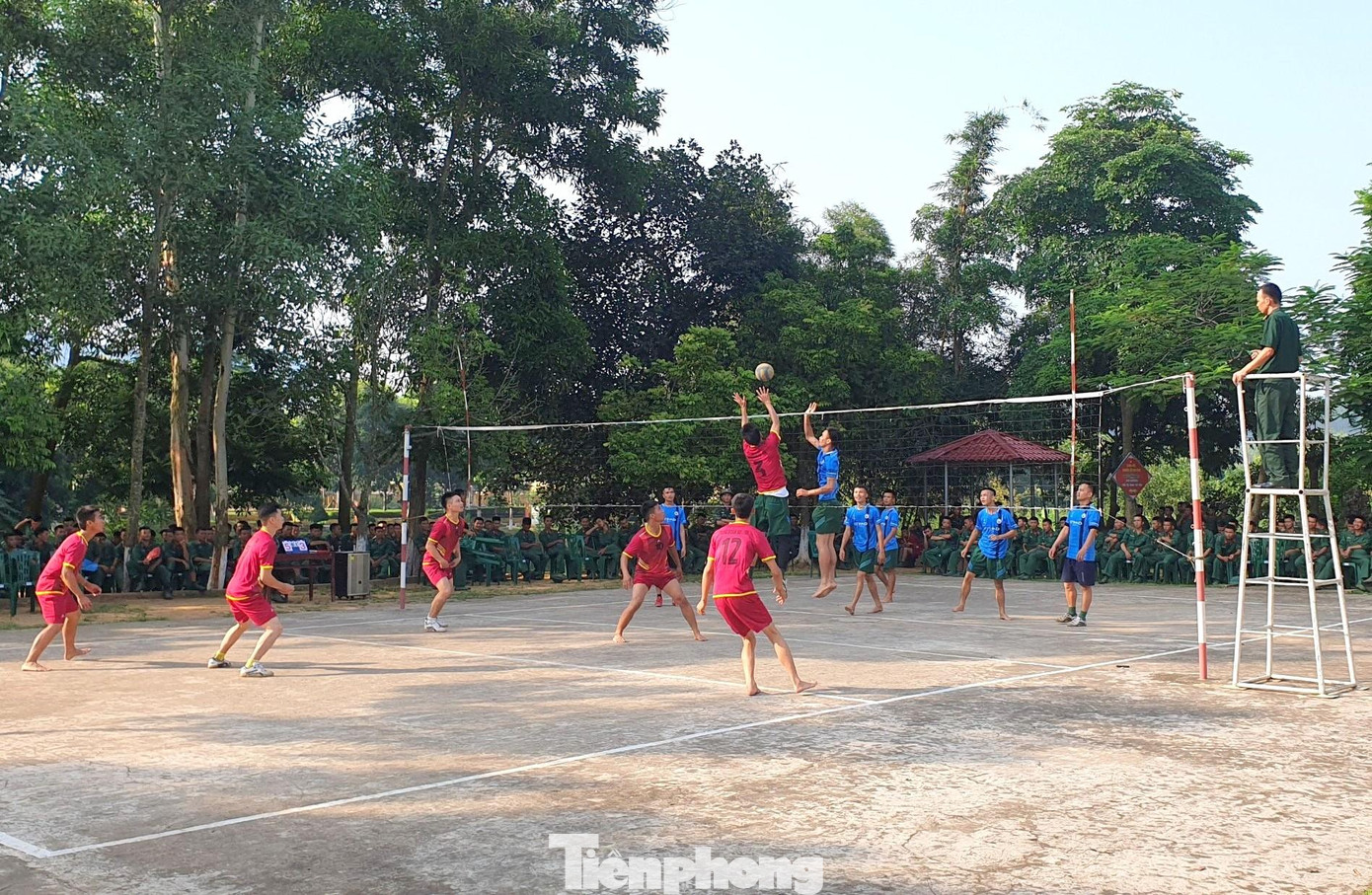 Thi đấu bóng chuyền