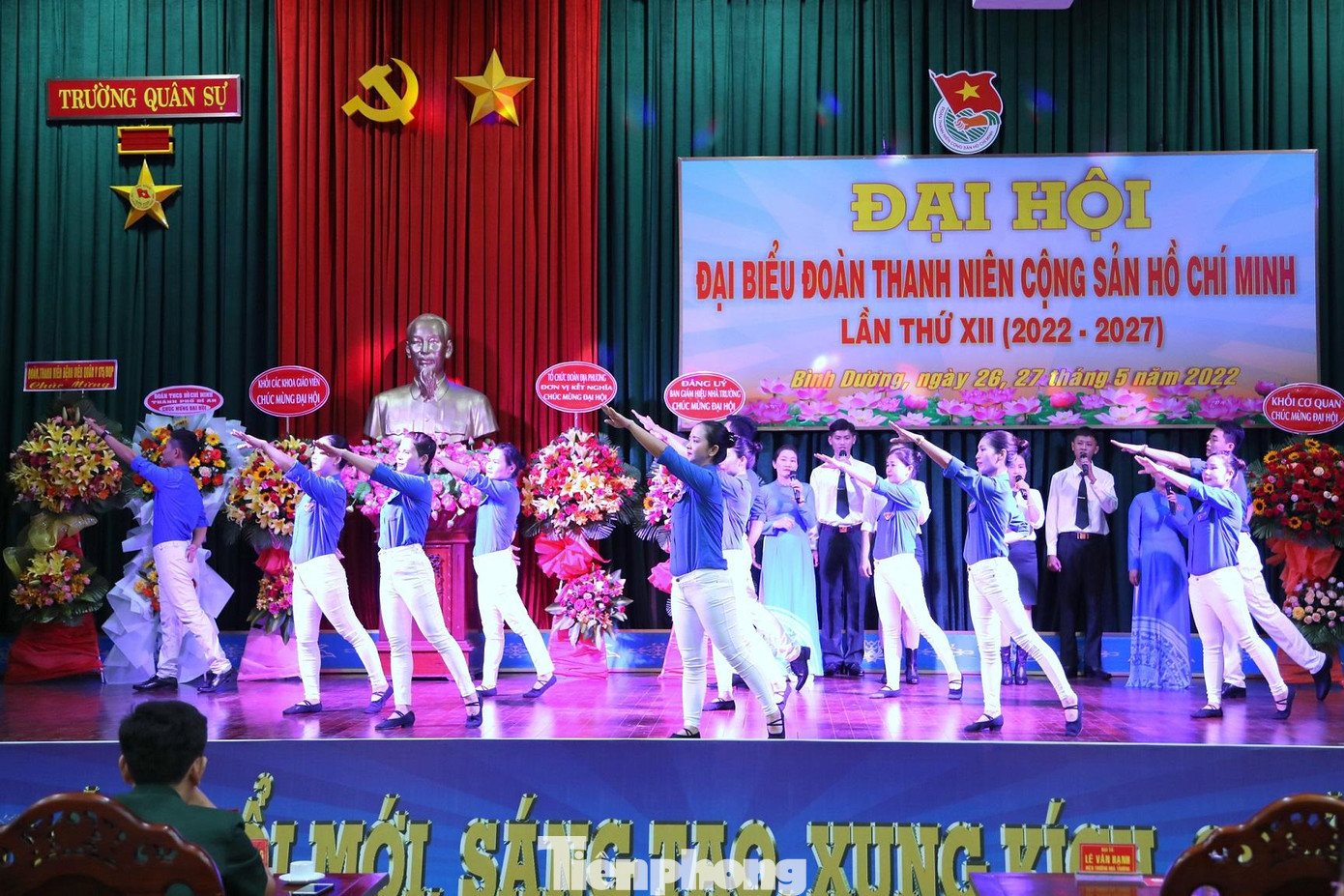 Biểu diễn văn nghệ chào mừng đại hội Biểu diễn văn nghệ chào mừng đại hội