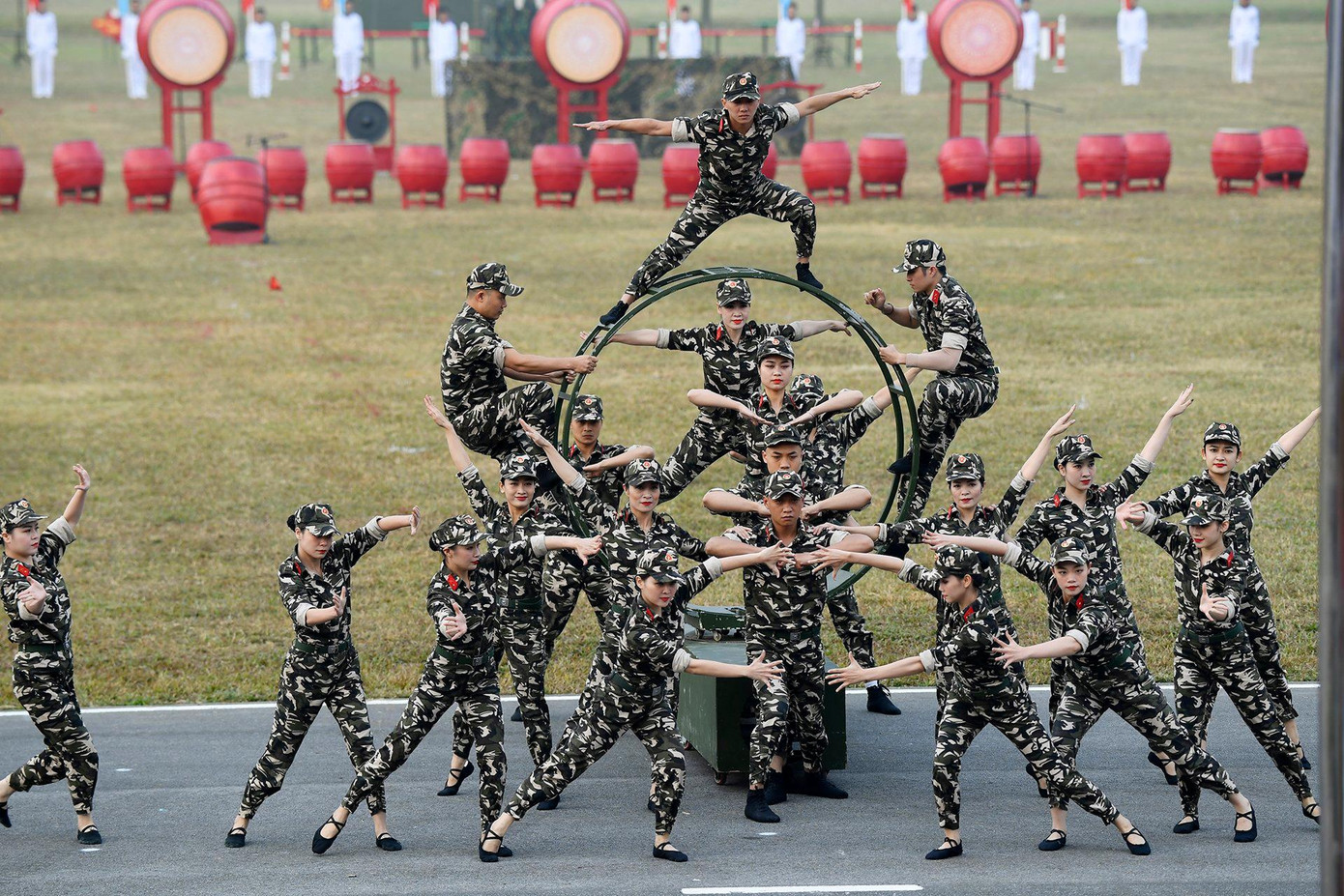 Nam nữ quân nhân Quân đội nhân dân Việt Nam biểu diễn tại lễ khai mạc