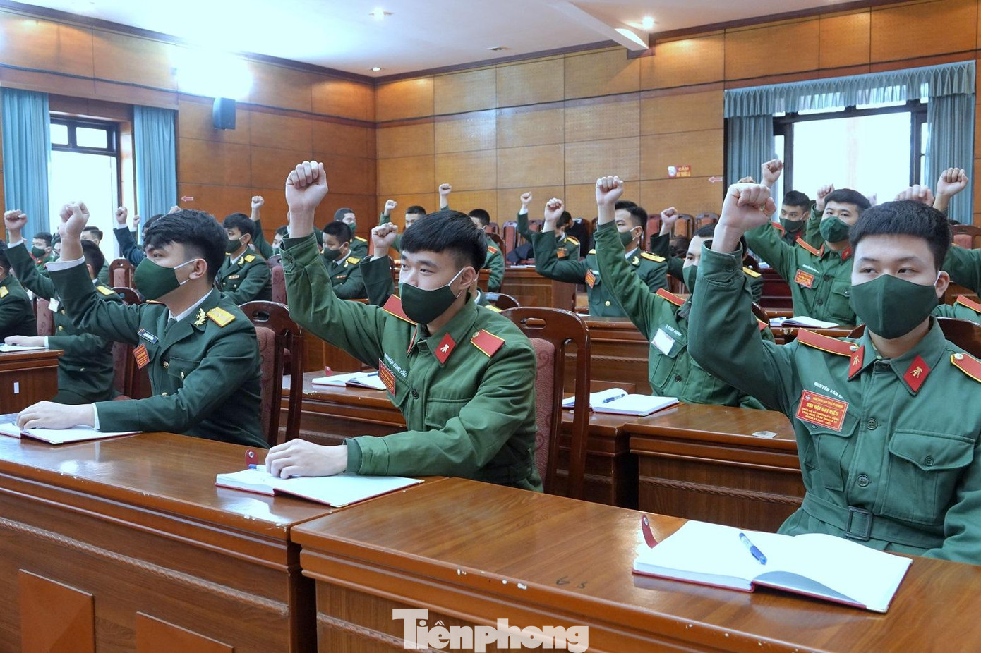 Đại biểu tham gia đại hội biểu quyết bầu Đoàn Chủ tịch đại hội, sáng 10/3 Đại biểu tham gia đại hội biểu quyết bầu Đoàn Chủ tịch đại hội, sáng 10/3