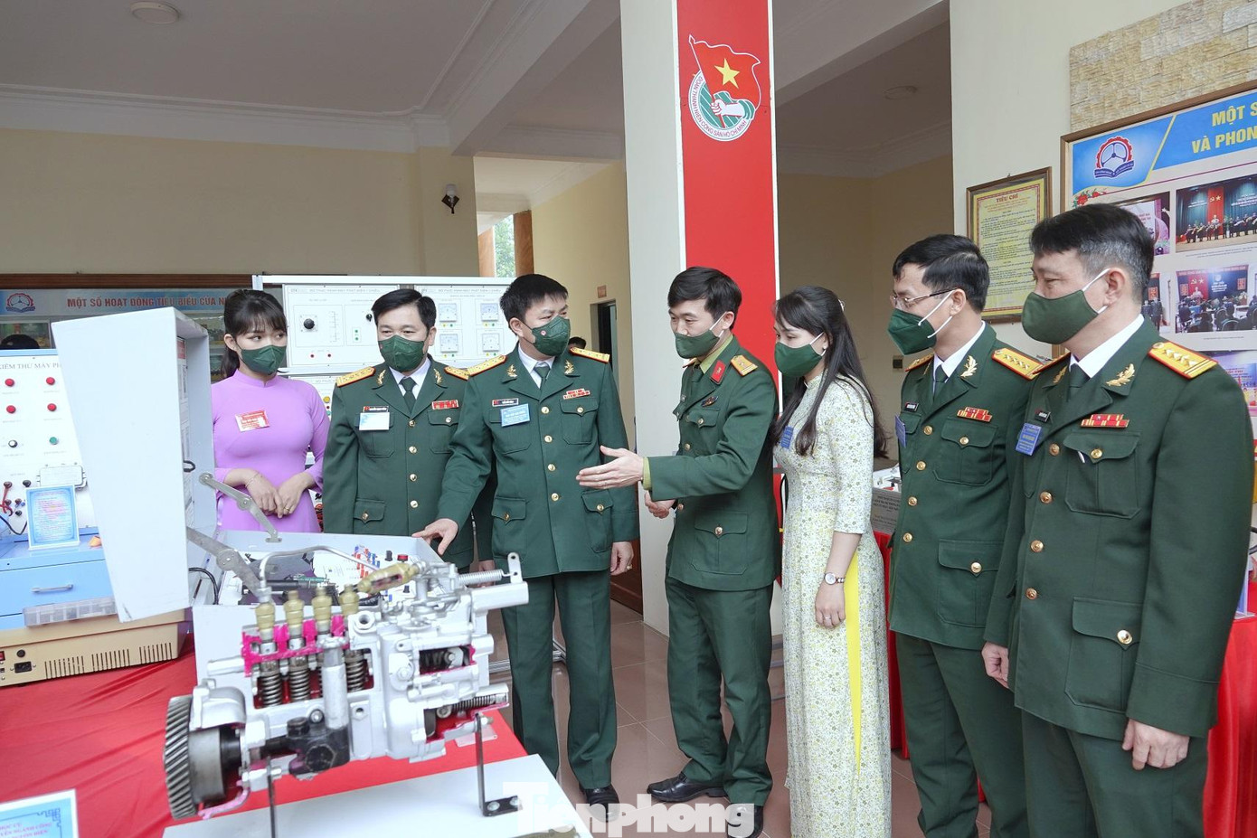 Lãnh đạo Ban Thanh niên Quân đội, Cục Chính trị TCKT và các đại biểu dự đại hội tham quan các đề tài, sáng kiến Tuổi trẻ sáng tạo của ĐVTN nhà trường, sáng 10/3 Lãnh đạo Ban Thanh niên Quân đội, Cục Chính trị TCKT và các đại biểu dự đại hội tham quan các đề tài, sáng kiến Tuổi trẻ sáng tạo của ĐVTN nhà trường, sáng 10/3