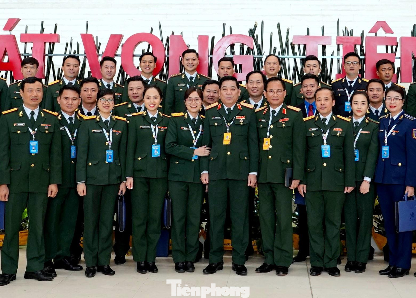 Thiếu tướng Nguyễn Văn Gấu - Ủy viên Trung ương Đảng, Phó Chủ nhiệm Tổng cục Chính trị Quân đội nhân dân Việt Nam với đoàn đại biểu thanh niên Quân đội. Ảnh: Nguyễn Minh