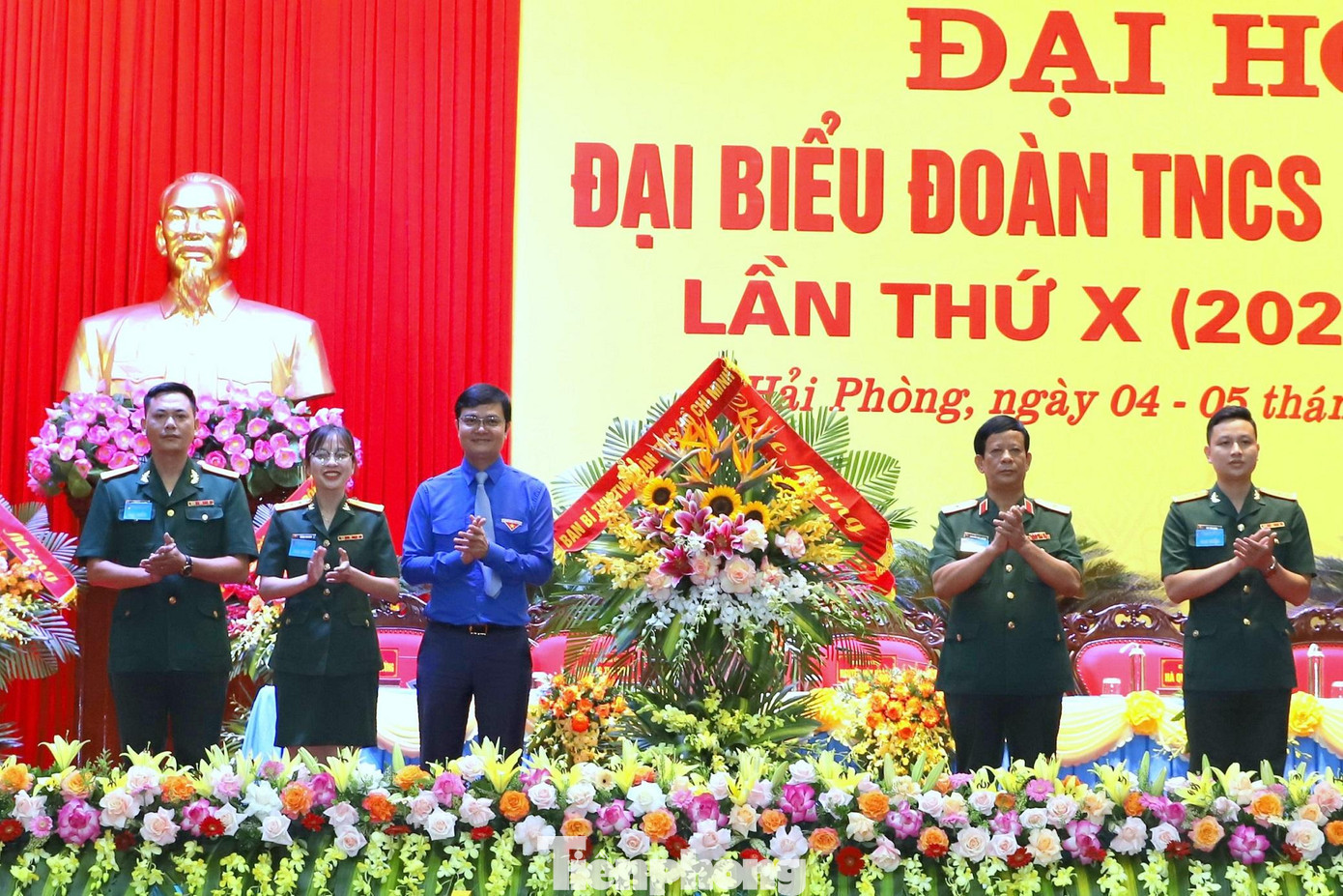 Anh Bùi Quang Huy - Ủy viên dự khuyết Trung ương Đảng, Bí thư Thường trực Trung ương Đoàn tặng hoa chúc mừng đại hội, sáng 5/8 Anh Bùi Quang Huy - Ủy viên dự khuyết Trung ương Đảng, Bí thư Thường trực Trung ương Đoàn tặng hoa chúc mừng đại hội, sáng 5/8