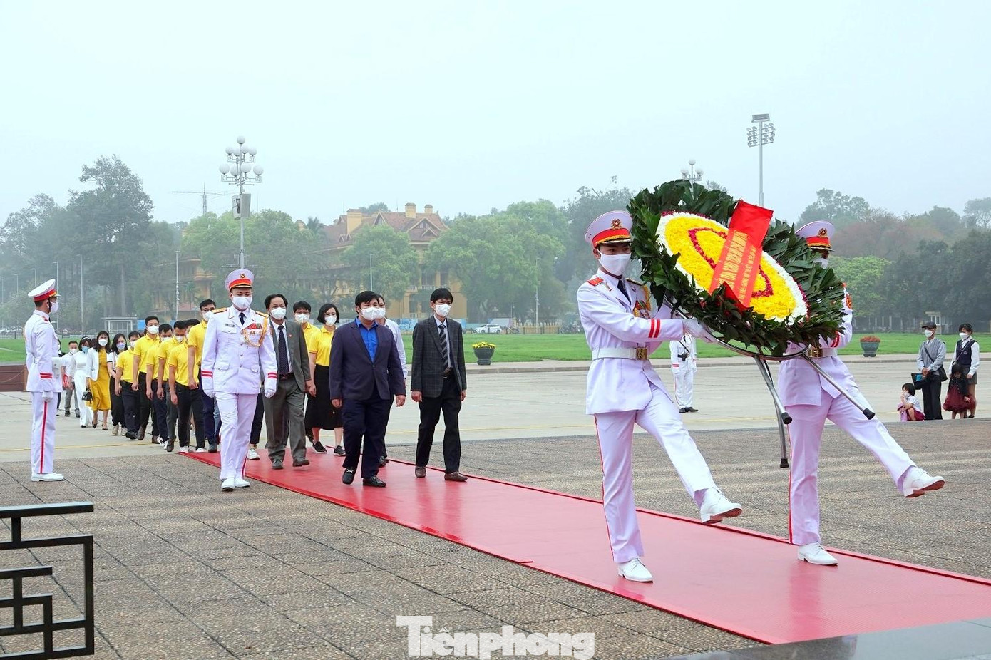 Đồng chí Nguyễn Thái An, Uỷ viên Ban Thường vụ, Trưởng ban Tuyên giáo T.Ư Đoàn; nhà báo Lê Minh Toản, Phó Tổng Biên tập Báo Tiền Phong; nhà báo Nguyễn Huy Lộc, Ủy viên Ban Biên tập Báo Tiền Phong dẫn đầu đoàn đại biểu đến báo công và vào Lăng viếng Bác. Ảnh: Nguyễn Minh