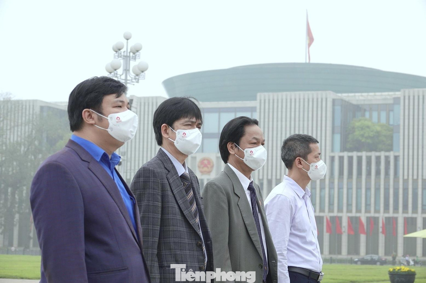 Lãnh đạo Ban Tuyên giáo Trung ương Đoàn và Báo Tiền Phong tham dự lễ báo công, sáng 26/3. Ảnh: Nguyễn Minh