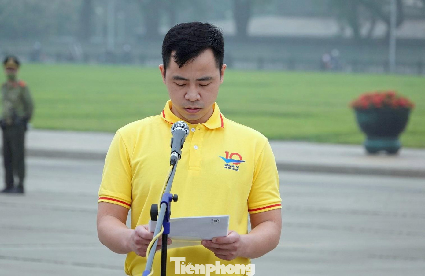 Đại uý Lê Xuân Nam - Gương mặt trẻ Việt Nam tiêu biểu năm 2021 báo cáo với Bác những kết quả và nỗ lực cống hiến của các gương mặt trẻ ưu tú