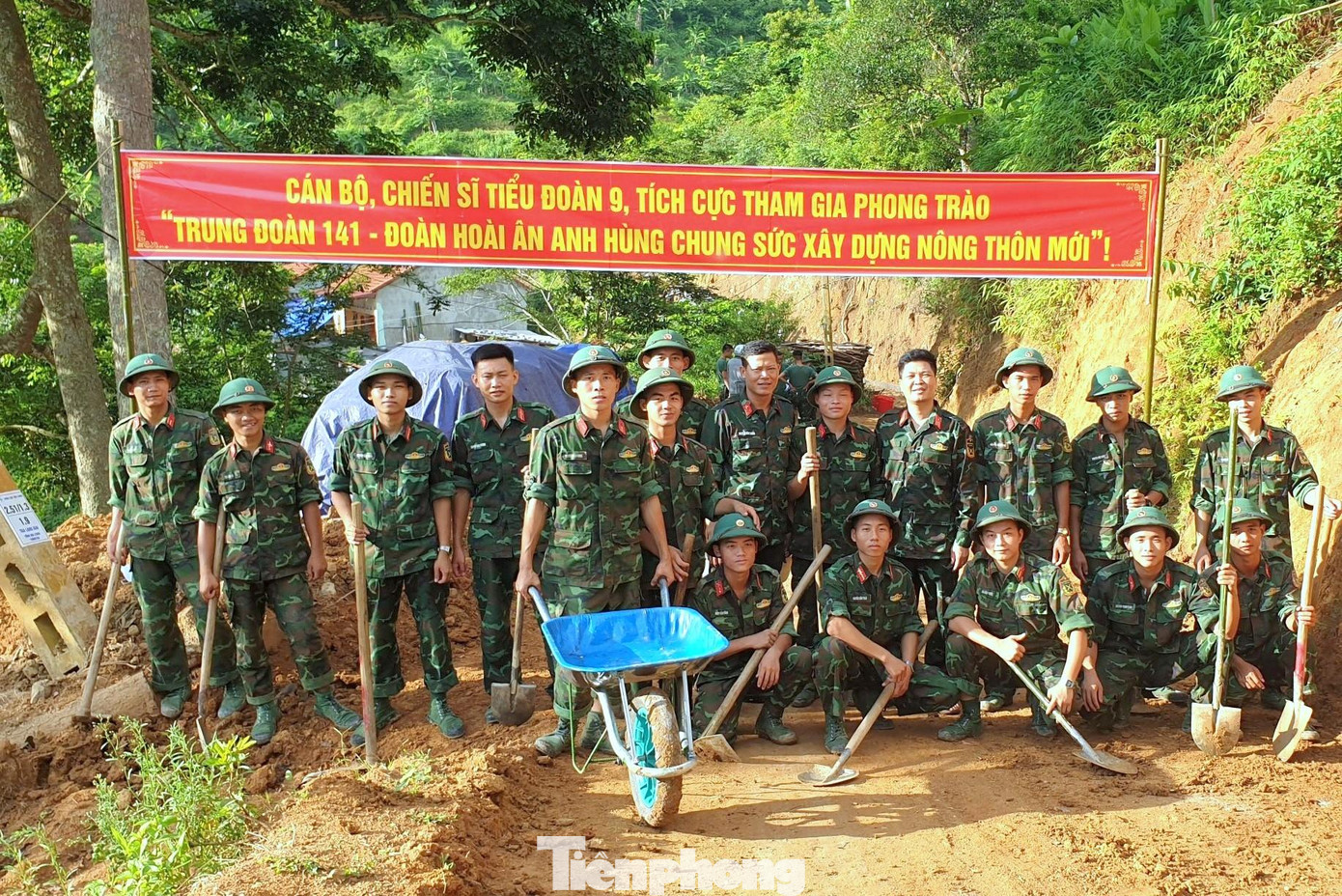 Cán bộ, chiến sỹ Trung đoàn 141 ra quân thực hiện nhiệm vụ dân vận tại xã Nhân Lý, huyện Chi Lăng