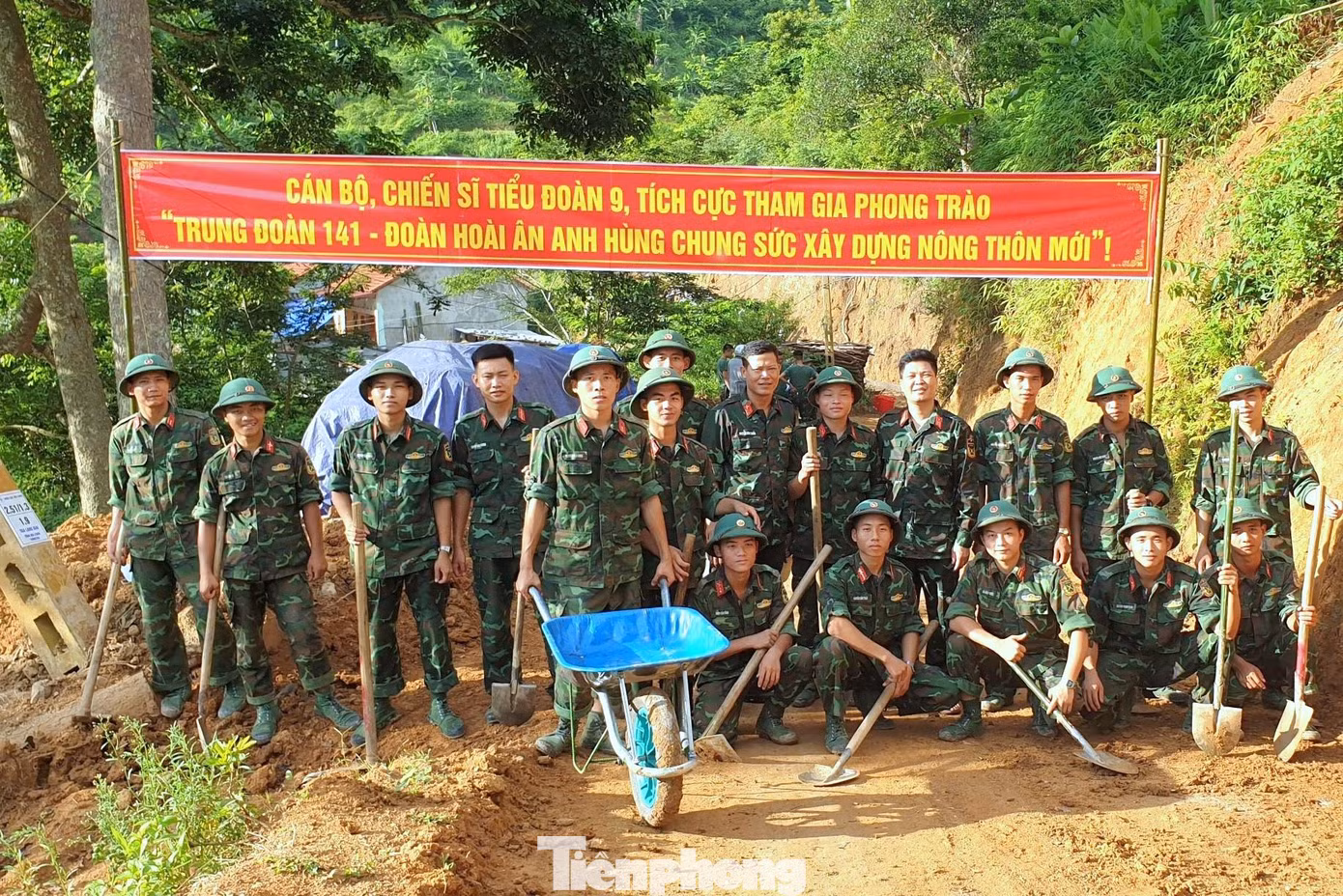 Cán bộ, chiến sỹ Trung đoàn 141 ra quân thực hiện nhiệm vụ dân vận tại xã Nhân Lý, huyện Chi Lăng