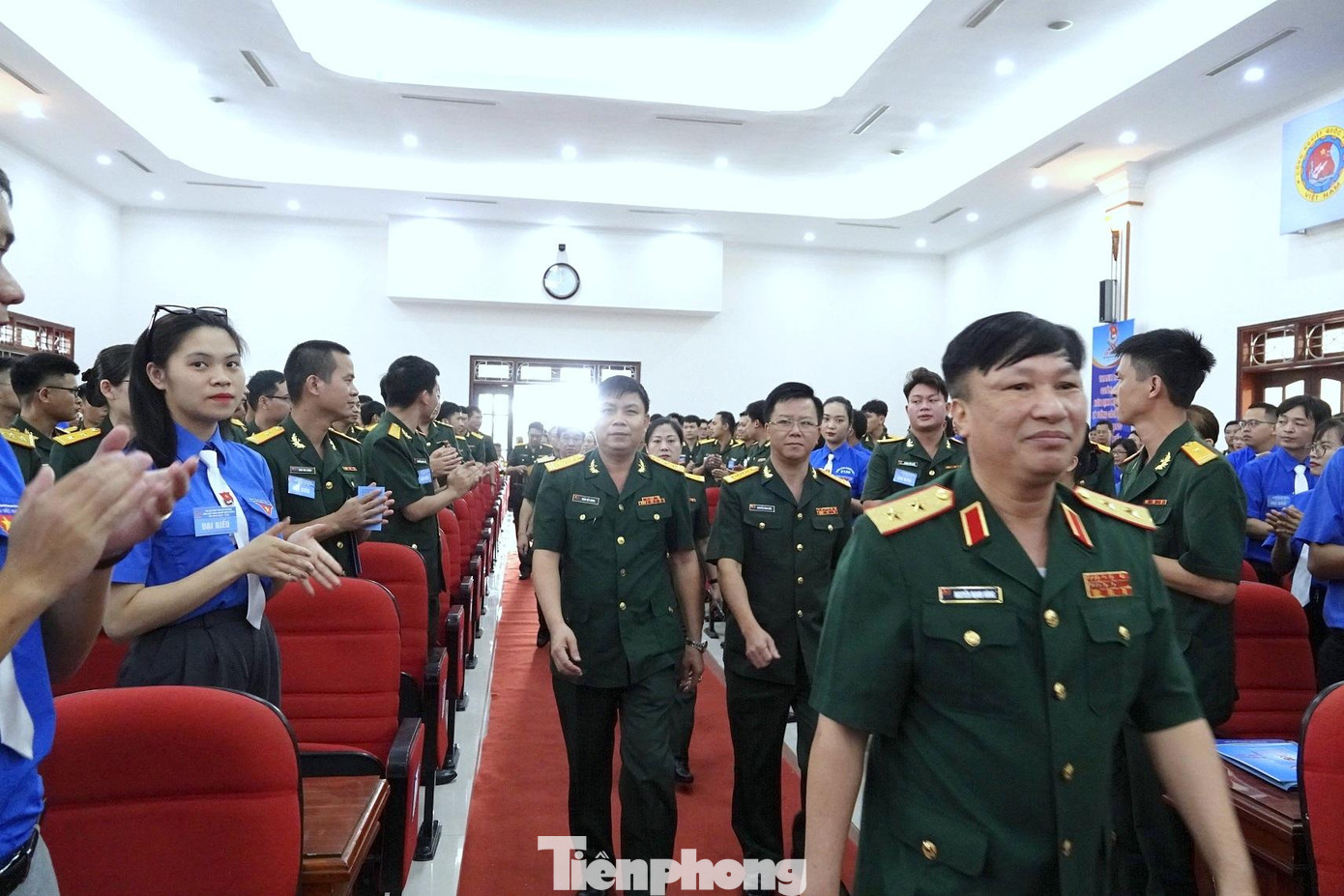 ĐVTN Tổng cục CNQP chào đón các đại biểu lãnh đạo tới dự và chỉ đạo ĐH, sáng 29/7. Ảnh: Nguyễn Minh