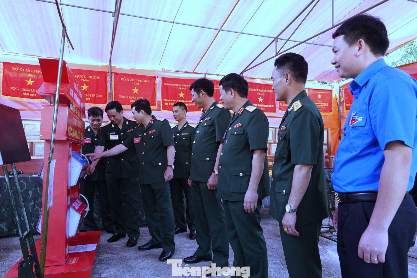 Lãnh đạo, đại biểu các đơn vị tham quan mô hình sáng kiến, cải tiến của tuổi trẻ Sư đoàn 395 Lãnh đạo, đại biểu các đơn vị tham quan mô hình sáng kiến, cải tiến của tuổi trẻ Sư đoàn 395