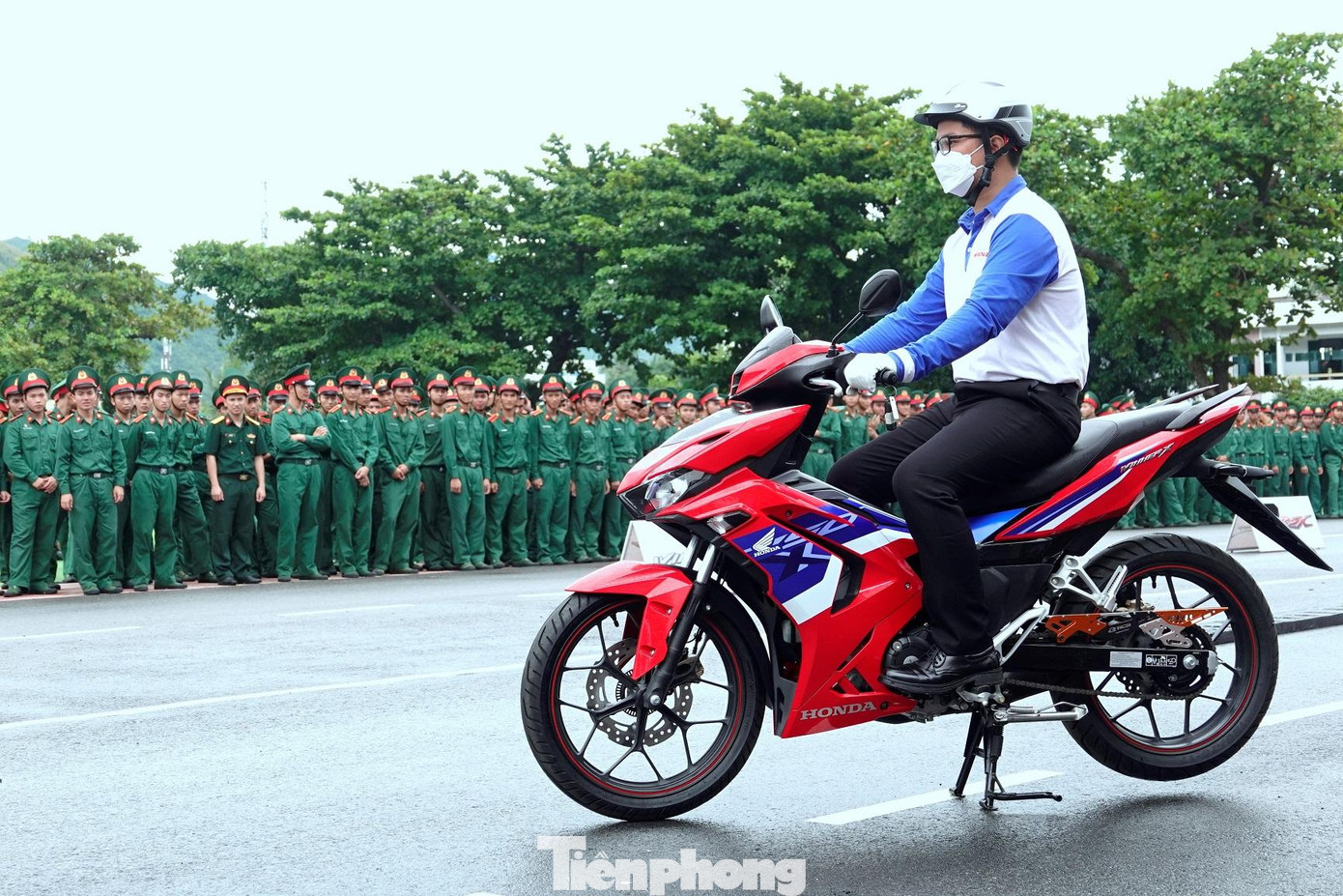 Nhân viên Công ty Honda Thuận Phát (đơn vị đồng hành cùng chương trình) hướng dẫn ĐVTN thực hành kỹ thuật lái xe an toàn