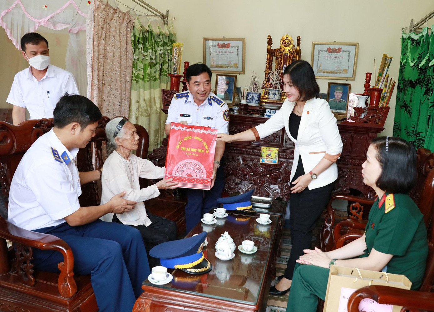 Ban tổ chức chương trình tới thăm, tặng quà Mẹ Việt Nam anh hùng ở thị xã Duy Tiên Ban tổ chức chương trình tới thăm, tặng quà Mẹ Việt Nam anh hùng ở thị xã Duy Tiên