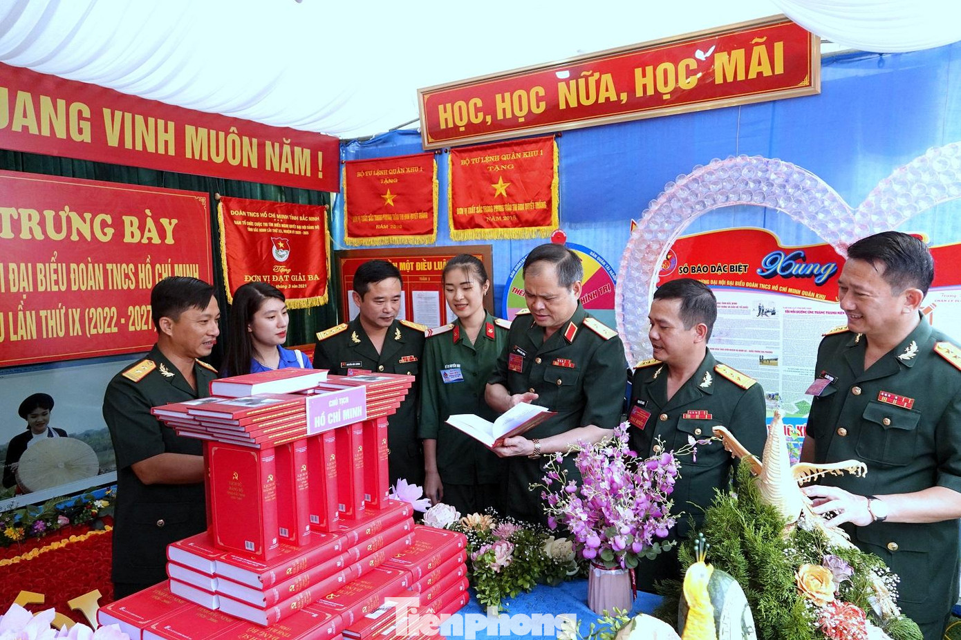 Lãnh đạo các đơn vị tham quan khu trưng bày của tuổi trẻ Bộ CHQS tỉnh Bắc Ninh