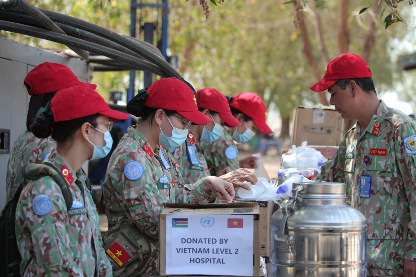 Các bóng hồng quân y Việt Nam còn tự tay chuẩn bị thêm bánh bông lan cam và trà sữa Việt Nam để phục vụ mọi người dưới thời tiết nắng nóng mùa khô hanh của Nam Sudan. Các bóng hồng quân y Việt Nam còn tự tay chuẩn bị thêm bánh bông lan cam và trà sữa Việt Nam để phục vụ mọi người dưới thời tiết nắng nóng mùa khô hanh của Nam Sudan.