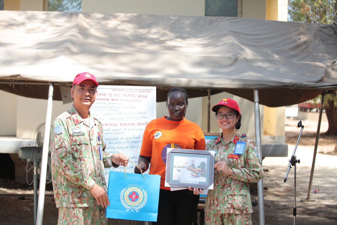 Tổng số quà tặng của chương trình gồm 100 chai dung dịch vệ sinh hàng ngày, 100 chai xà phòng rửa tay và nhiều khẩu trang vải do các nữ quân nhân BVDC 2.3 Việt Nam tự làm. Tổng số quà tặng của chương trình gồm 100 chai dung dịch vệ sinh hàng ngày, 100 chai xà phòng rửa tay và nhiều khẩu trang vải do các nữ quân nhân BVDC 2.3 Việt Nam tự làm.