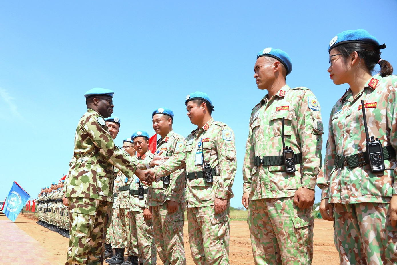 Thiếu tướng Benjamin Olufemi Sawyerr với các quân nhân của Đội Công binh số 1 Việt Nam