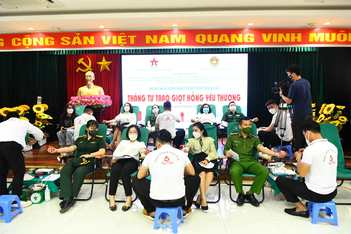 Buổi hiến máu thu được gần 150 đơn vị máu an toàn Buổi hiến máu thu được gần 150 đơn vị máu an toàn