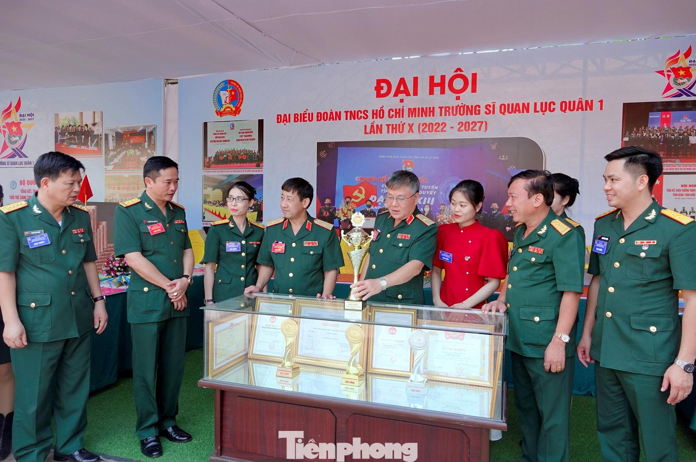 Lãnh đạo Trường SQLQ 1 và Ban Thanh niên Quân đội cùng các đại biểu tham quan khu trưng bày tại ĐH, chiều 29/7. Ảnh: Nguyễn Minh