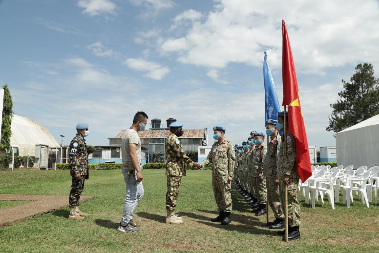 Thiếu tướng Benjamin Olufemi Sawyerr - Tư lệnh Phái bộ UNISFA tới thăm, động viên thê đội 2 tại Uganda