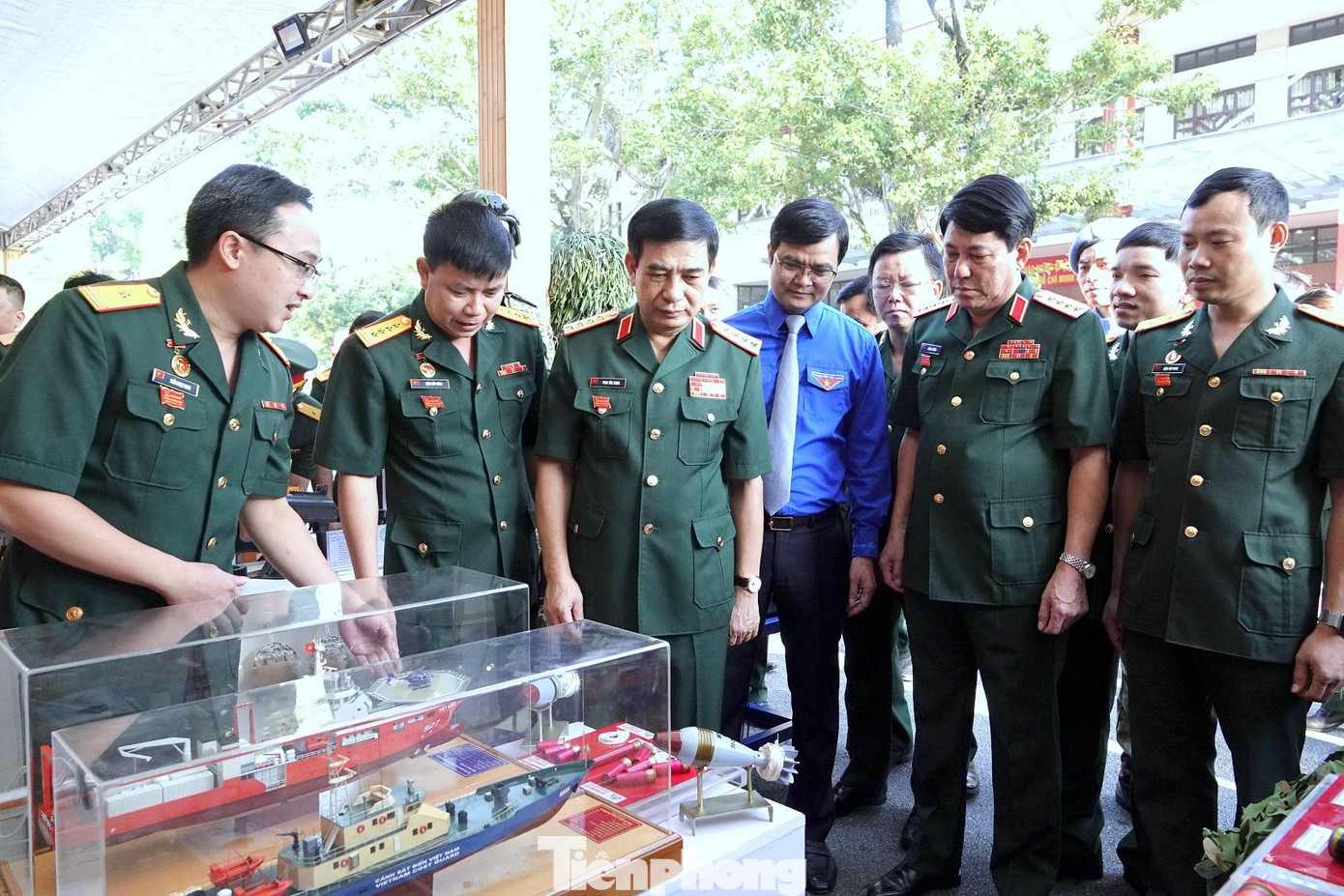 Tới dự đại hội vào sáng 12/10, Đại tướng Phan Văn Giang - Bộ trưởng Bộ Quốc phòng, Đại tướng Lương Cường - Chủ nhiệm Tổng cục Chính trị Quân đội nhân dân Việt Nam, cùng Bí thư thứ nhất Trung ương Đoàn Bùi Quang Huy tham quan các gian trưng bày. (Trong ảnh là gian trưng bày nhiều mô hình sản phẩm phục vụ nhiệm vụ sẵn sàng chiến đấu do cán bộ, đoàn viên thanh niên Tổng cục Công nghiệp Quốc phòng triển khai thực hiện). Ảnh: Nguyễn Minh