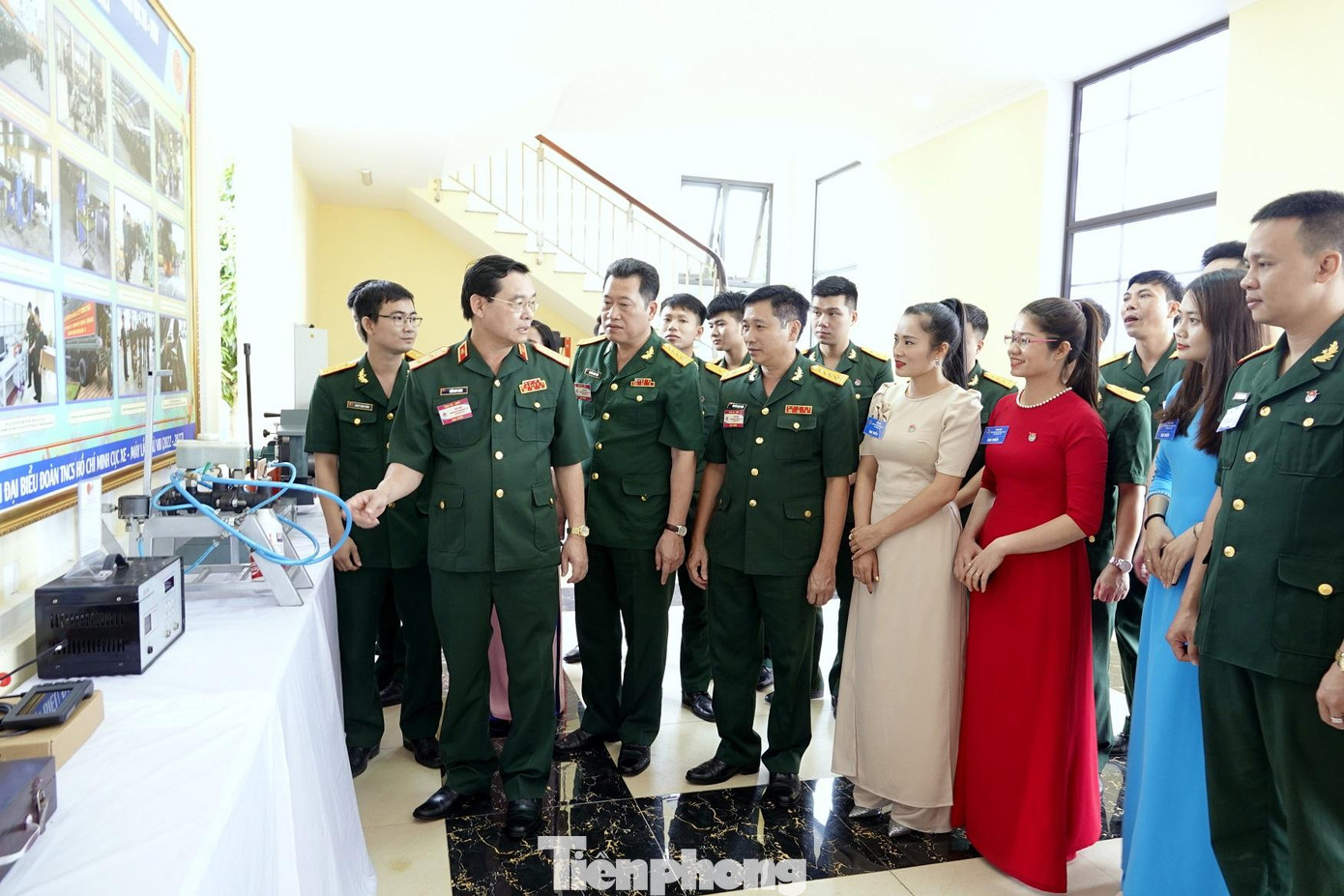 Lãnh đạo Tổng cục Kỹ thuật tham quan các đề tài, sáng kiến cải tiến của tuổi trẻ Cục Xe - Máy, sáng 1/7. Ảnh: Nguyễn Minh Lãnh đạo Tổng cục Kỹ thuật tham quan các đề tài, sáng kiến cải tiến của tuổi trẻ Cục Xe - Máy, sáng 1/7. Ảnh: Nguyễn Minh