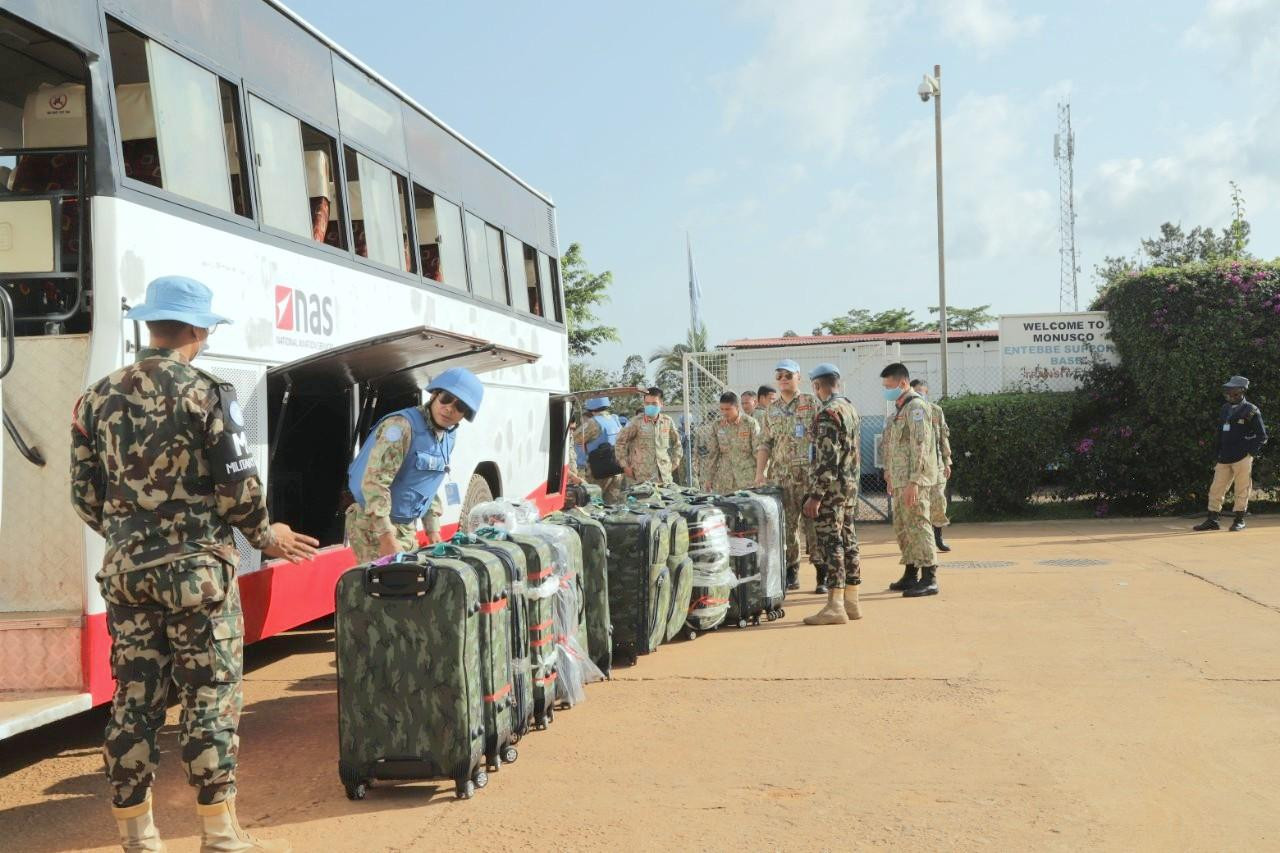 Sắp xếp hành lý lên xe ra sân bay để đến Kadougli