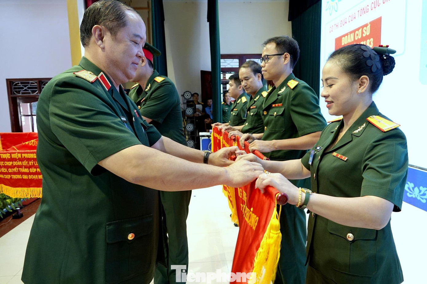 Tặng Cờ thi đua của Tổng cục CNQP cho Đoàn cơ sở Nhà máy Z183