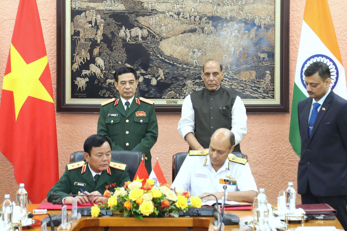 Hai Bộ trưởng Quốc phòng chứng kiến quan chức quốc phòng hai nước ký kết hợp tác