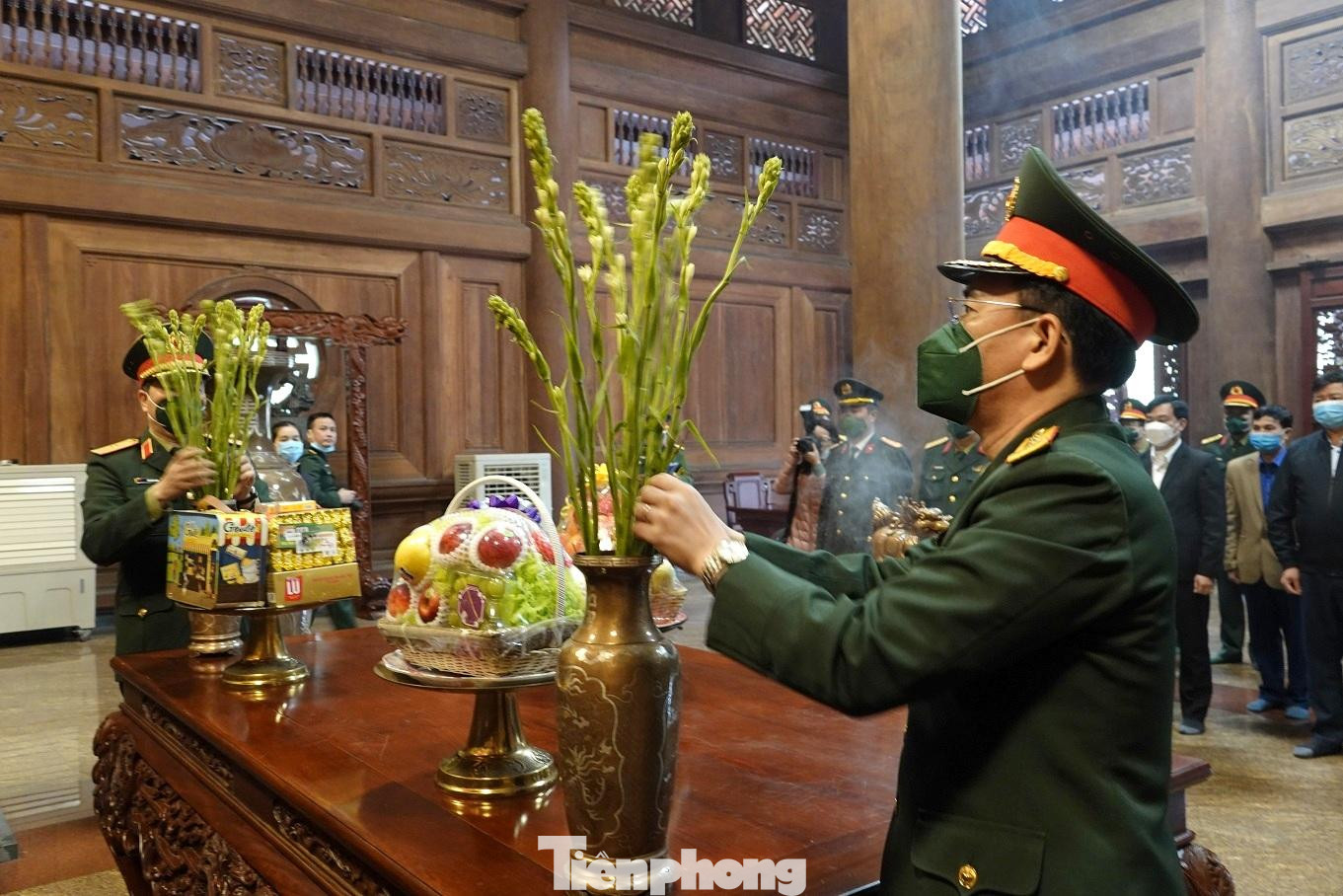 Lãnh đạo Ban Quản lý Lăng và Bộ Tư lệnh Bảo vệ Lăng Chủ tịch Hồ Chí Minh dâng hoa và dâng hương Chủ tịch Hồ Chí Minh tại Khu di tích K9, sáng 11/2. Ảnh: Nguyễn Minh Lãnh đạo Ban Quản lý Lăng và Bộ Tư lệnh Bảo vệ Lăng Chủ tịch Hồ Chí Minh dâng hoa và dâng hương Chủ tịch Hồ Chí Minh tại Khu di tích K9, sáng 11/2. Ảnh: Nguyễn Minh