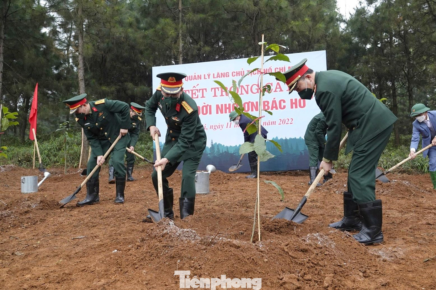 Lãnh đạo Ban Quản lý Lăng và Bộ Tư lệnh Bảo vệ Lăng Chủ tịch Hồ Chí Minh trồng cây tại Khu di tích K9, sáng 11/2. Ảnh: Nguyễn Minh Lãnh đạo Ban Quản lý Lăng và Bộ Tư lệnh Bảo vệ Lăng Chủ tịch Hồ Chí Minh trồng cây tại Khu di tích K9, sáng 11/2. Ảnh: Nguyễn Minh