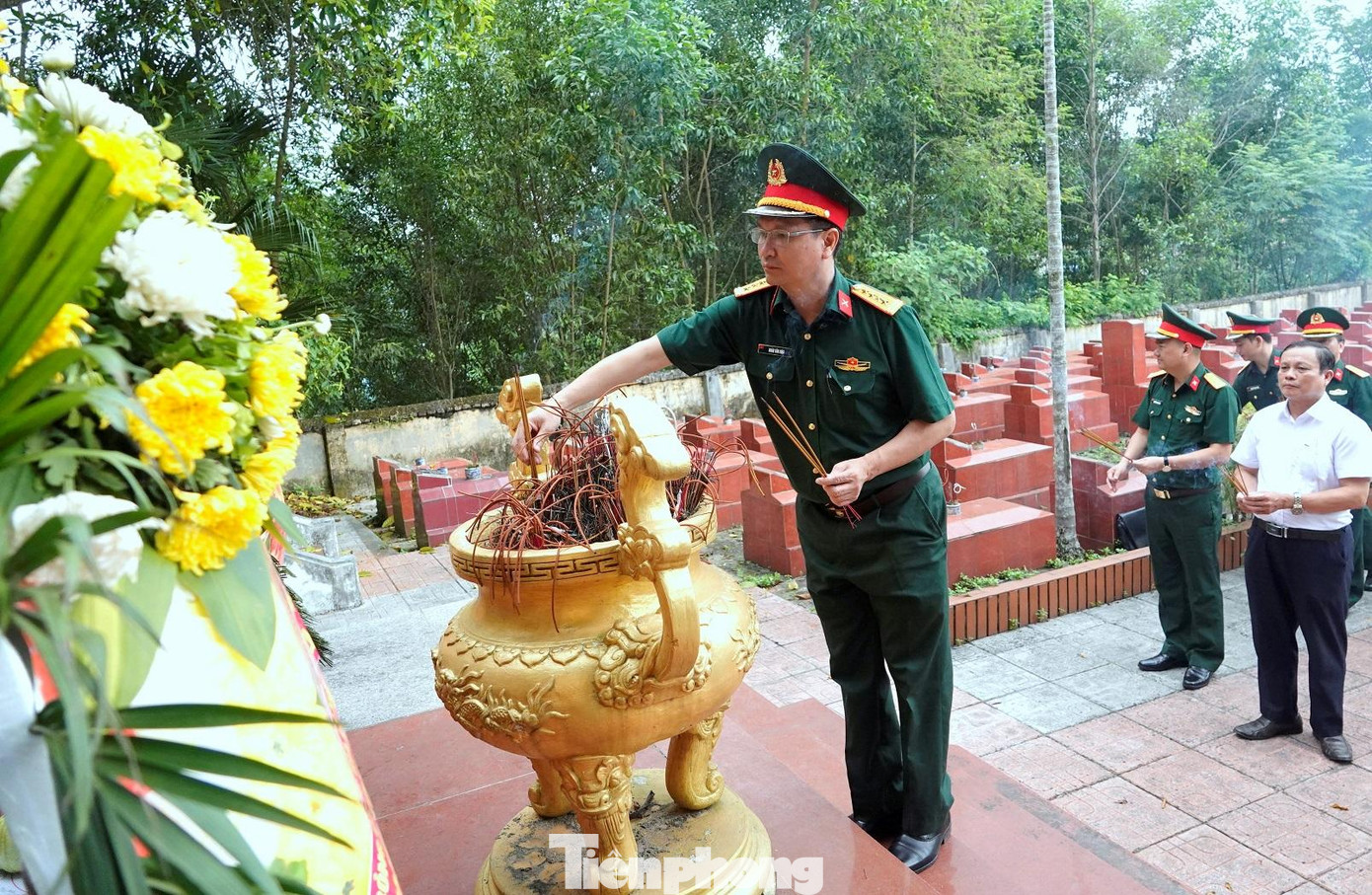 Lãnh đạo Phòng Chính trị Học viện Quân y và các đại biểu dâng hương tri ân tại Nghĩa trang Liệt sĩ xã Vô Tranh