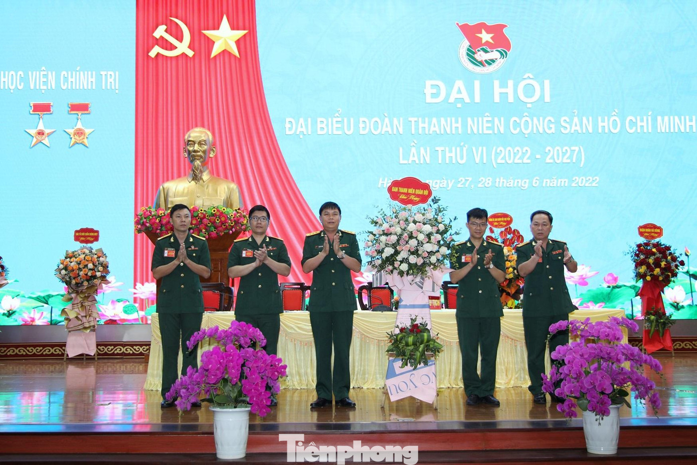 Lãnh đạo Ban Thanh niên Quân đội chúc mừng đại hội. Ảnh: Tuấn Việt Lãnh đạo Ban Thanh niên Quân đội chúc mừng đại hội. Ảnh: Tuấn Việt