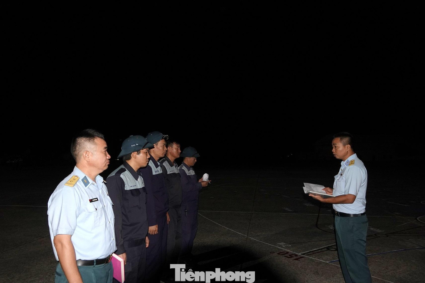 Bộ phận kỹ thuật có mặt tại sân bay từ rất sớm để thực hiện công tác đảm bảo an toàn bay. Ảnh: Nguyễn Minh Bộ phận kỹ thuật có mặt tại sân bay từ rất sớm để thực hiện công tác đảm bảo an toàn bay. Ảnh: Nguyễn Minh